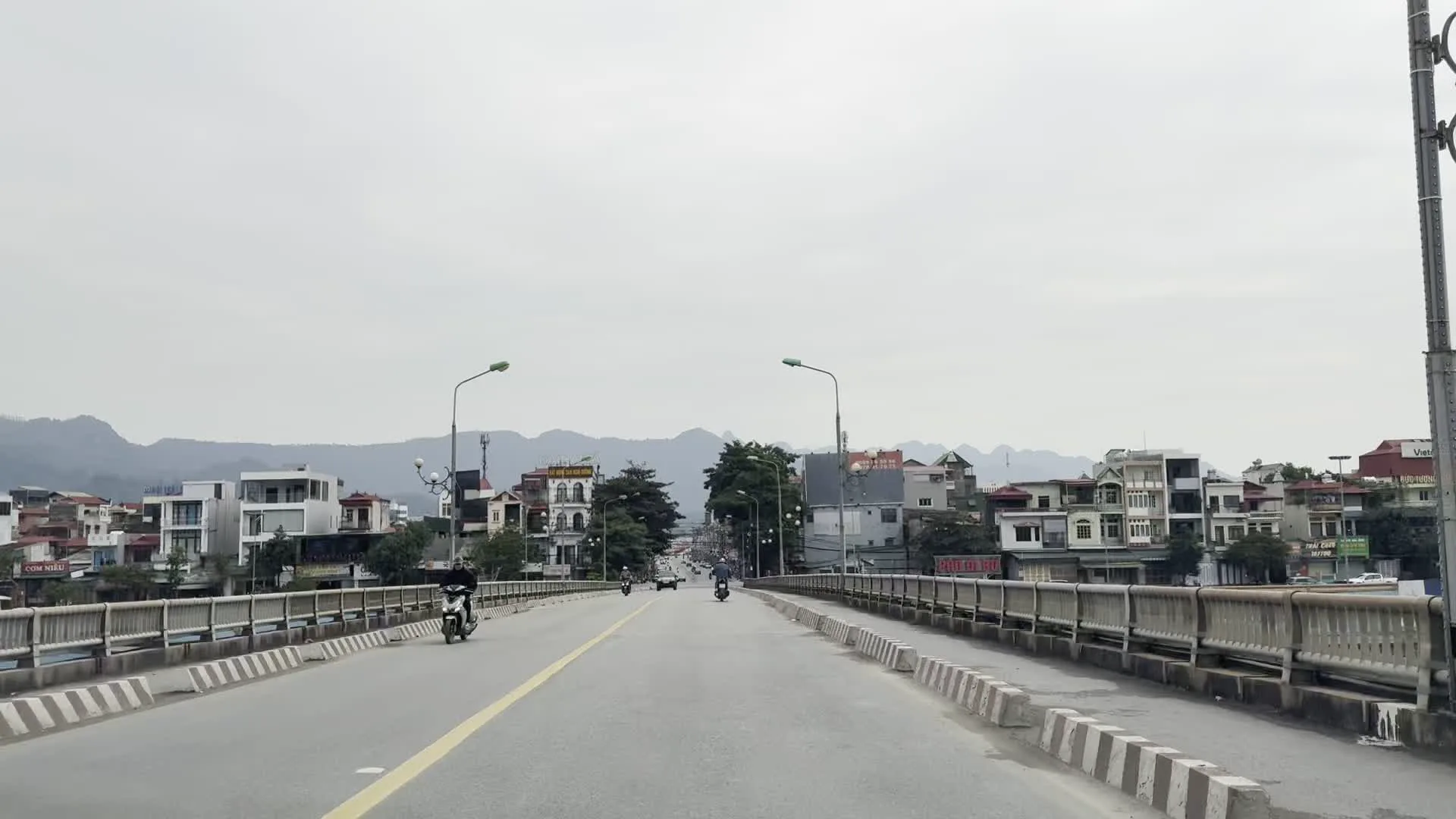 Cầu Hòa Bình (ホアビン橋)。Vietcombank (ベトナム外商銀行)。Đường Quyết Thắng (クエットタン通り / 「決戦決勝」通り)。Cơm Niêu (コムニュウ / 土鍋ご飯の店)。Phở Bò (フォーボー / 牛肉フォーの店)。BĐS ĐỨC TÍN (ドゥックティン不動産)