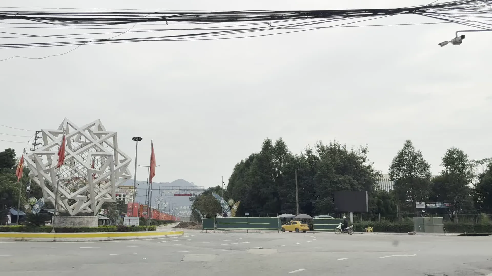 Vòng xuyến Chăm Mát (チャムマットロータリー、ホアビン市の象徴的なロータリー)。Đài Phát thanh - Truyền hình tỉnh Hòa Bình (ホアビン省ラジオ・テレビ局)