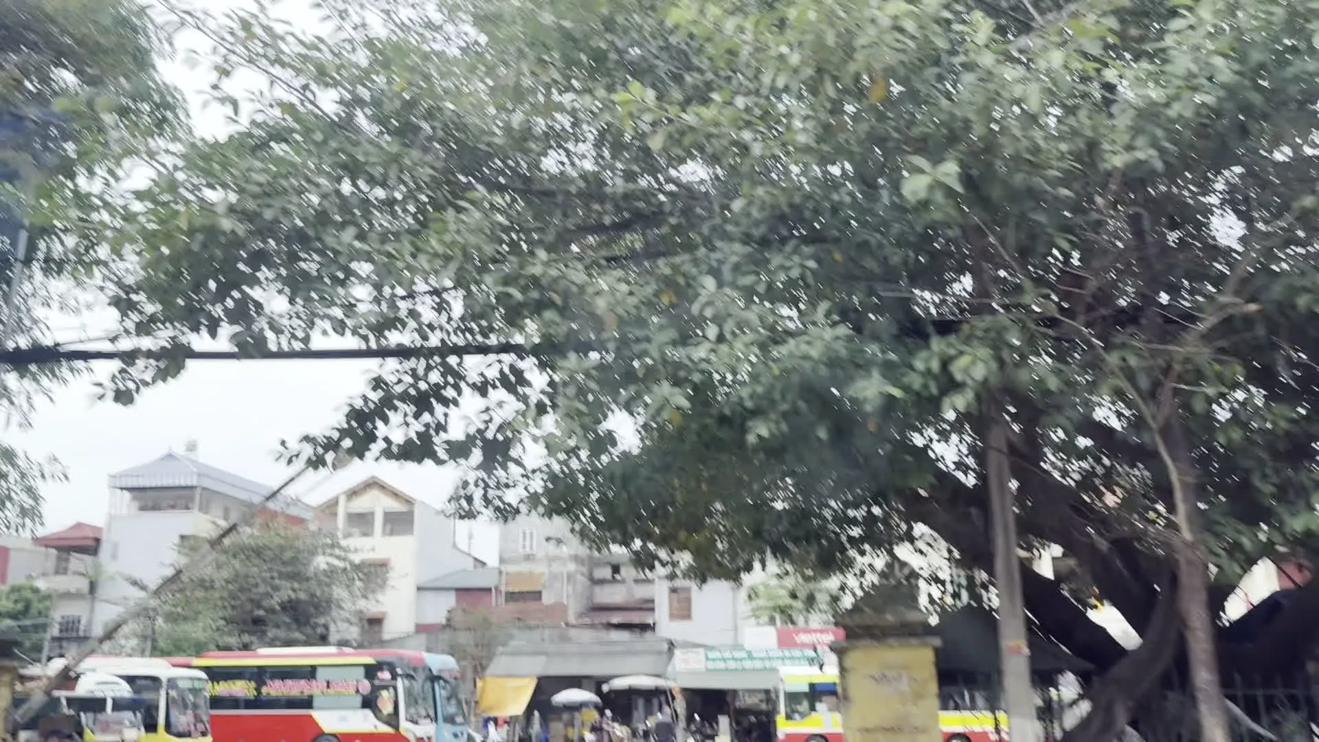 M.COLORI HOTEL COFFEE（M.Colori ホテル・コーヒーの看板）。TUYỂN SINH / TRUNG CẤP（学生募集 / 中級専門学校の看板）