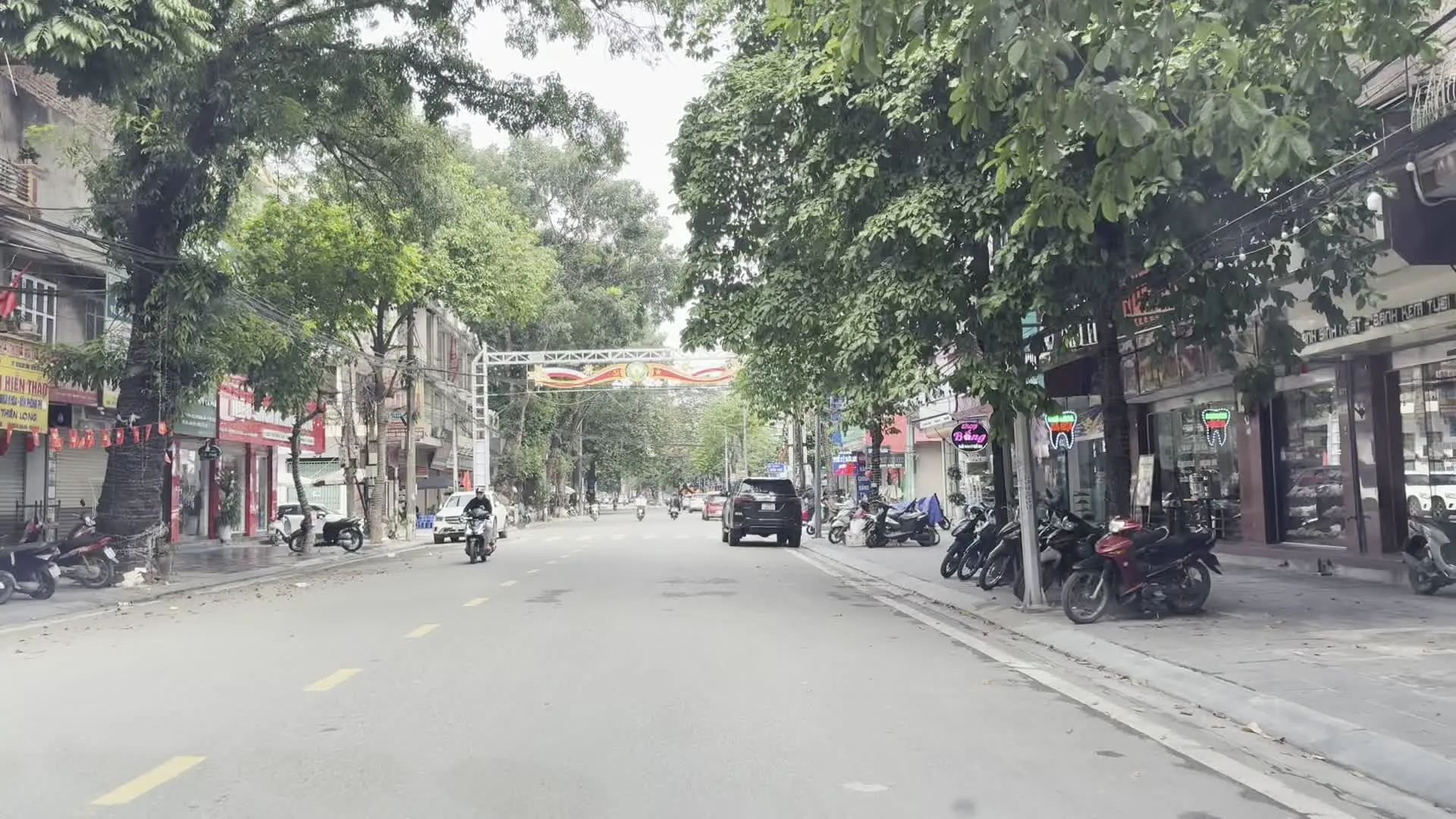 Đường Trần Hưng Đạo, thành phố Hòa Bình（ホアビン市、チャン・フン・ダオ通り）。Viện Kiểm sát nhân dân thành phố Hòa Bình（ホアビン市人民検察院）。Nha khoa Quốc tế Bắc Âu, chi nhánh thành phố Hòa Bình（北欧国際歯科、ホアビン市支店）。Biển số xe 28A（ホアビン省のナンバープレート28A）