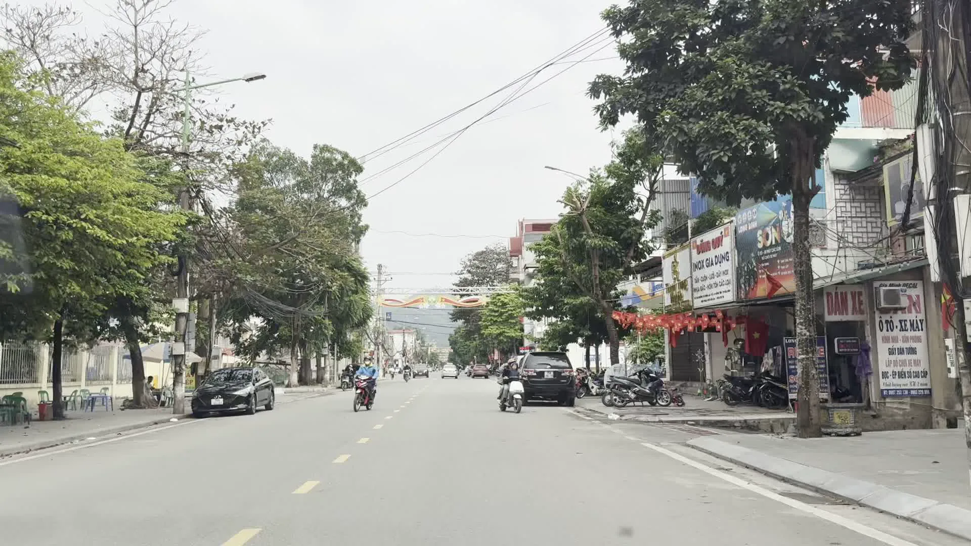 Đường Trần Hưng Đạo, thành phố Hòa Bình（ホアビン市、チャン・フン・ダオ通り）。thegioididong.com（テゾイジードン.com - ベトナムの携帯電話・電化製品小売チェーン）。ĐIỆN MÁY XANH（ディエンマイサイン - ベトナムの家電量販チェーン）。PNJ（Phu Nhuan Jewelry / フーニャン・ジュエリー - ベトナムの宝飾品チェーン）