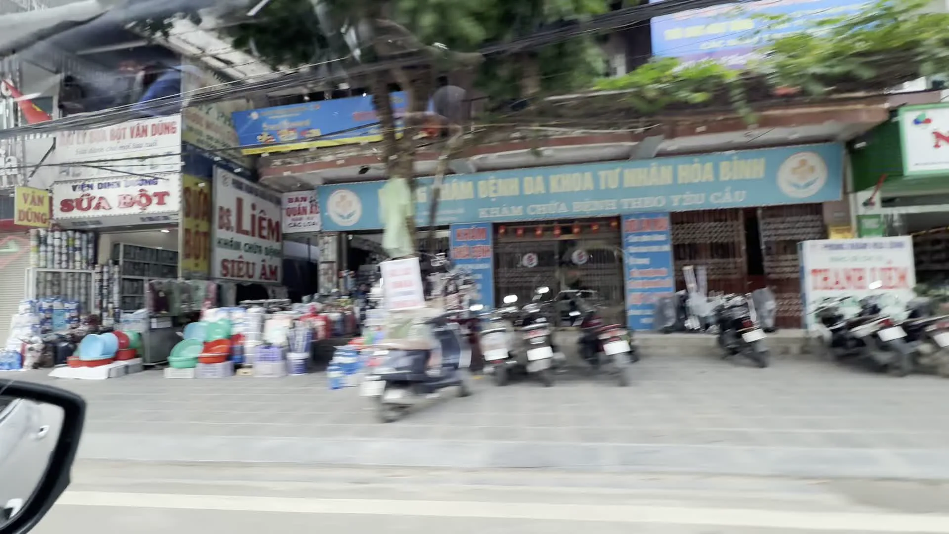 PHÒNG KHÁM BỆNH ĐA KHOA TƯ NHÂN HÒA BÌNH / KHÁM CHỮA BỆNH THEO YÊU CẦU（ホアビン私立総合診療所 / 要望に応じた診察・治療）。BS. LIÊM / KHÁM CHỮA BỆNH / SIÊU ÂM（リエム医師 / 診察・治療 / 超音波検査）。VIỆN DINH DƯỠNG / SỮA BỘT VÂN DŨNG（栄養研究所 / ヴァン・ズン粉ミルク店）。HÒA BÌNH ĐIỂM ĐẾN AN TOÀN THÂN THIỆN（ホアビン - 安全でフレンドリーな目的地）。LẮP WIFI TRONG 24H（24時間以内にWi-Fi設置）