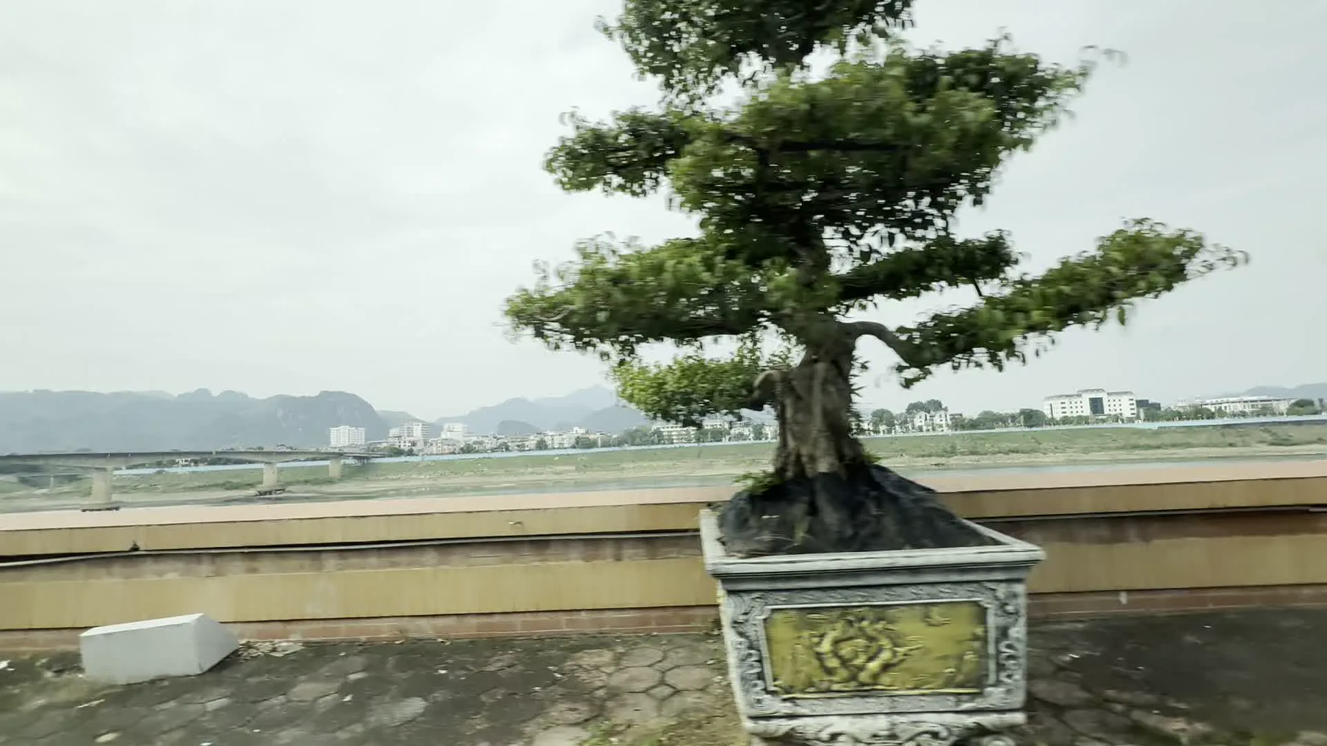 Cầu Hòa Bình（ホアビン橋）