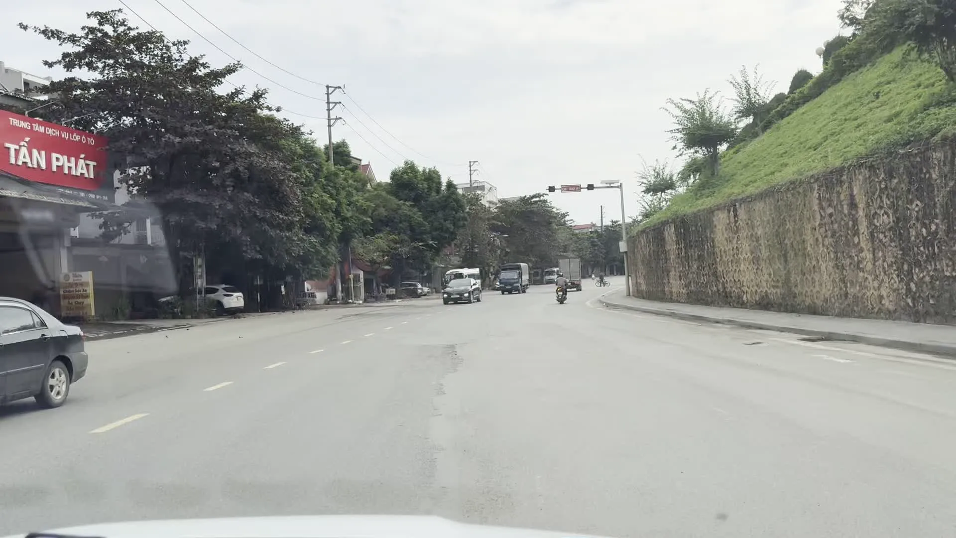 TRUNG TÂM DỊCH VỤ LỐP Ô TÔ TÂN PHÁT（タンファット自動車タイヤサービスセンター）。NGÕ 58 ĐƯỜNG AN DƯƠNG VƯƠNG（アンズオンヴオン通り58番路地 - ホアビン市）