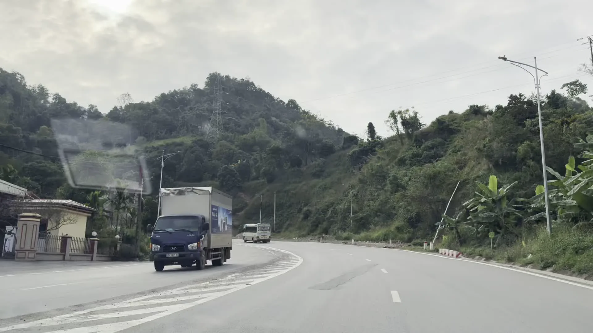 Xe khách tuyến Sơn La - Hòa Bình (ソンラ - ホアビン間を運行する長距離バス)。Biển số xe 26 (ソンラ省のナンバープレート)。Biển số xe 30 (ハノイ市のナンバープレート)。Biển số xe 36 (タインホア省のナンバープレート)