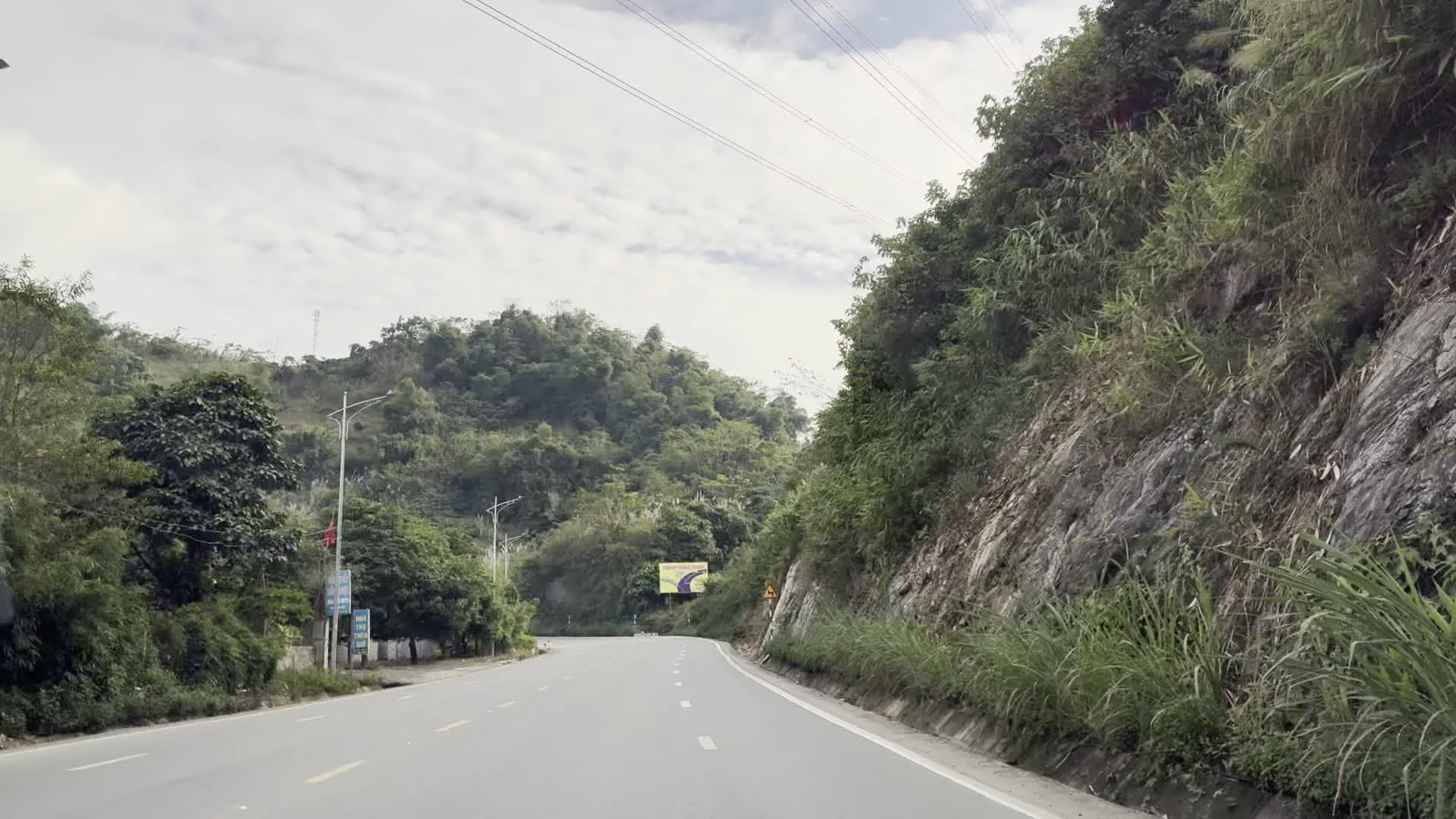 Quán Gió（クアン・ゾー / ホアビン省トゥンケー峠にある「風の店」という名の休憩所）