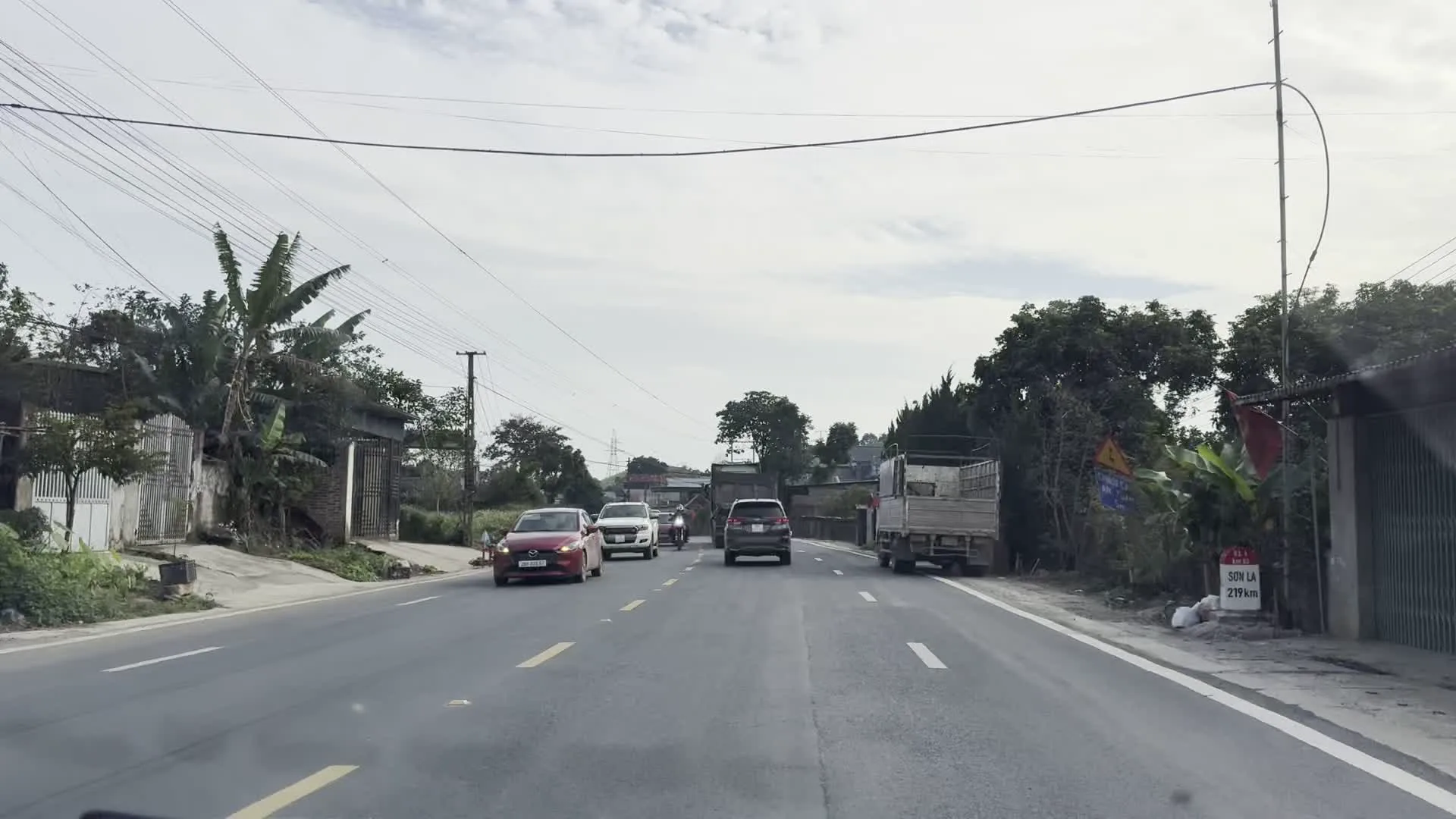 Sơn La 219 Km（ソンラまで219kmの道路標識）