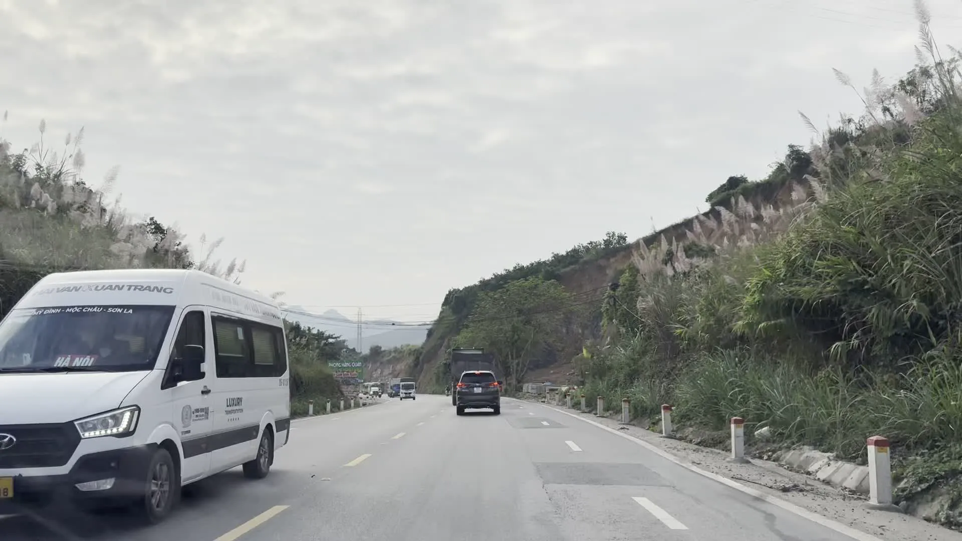 NHÀ XE XUÂN TRANG / HÒA BÌNH - MỘC CHÂU - SƠN LA（バス会社スアン・チャン / 運行ルート：ホアビン - モクチャウ - ソンラ）