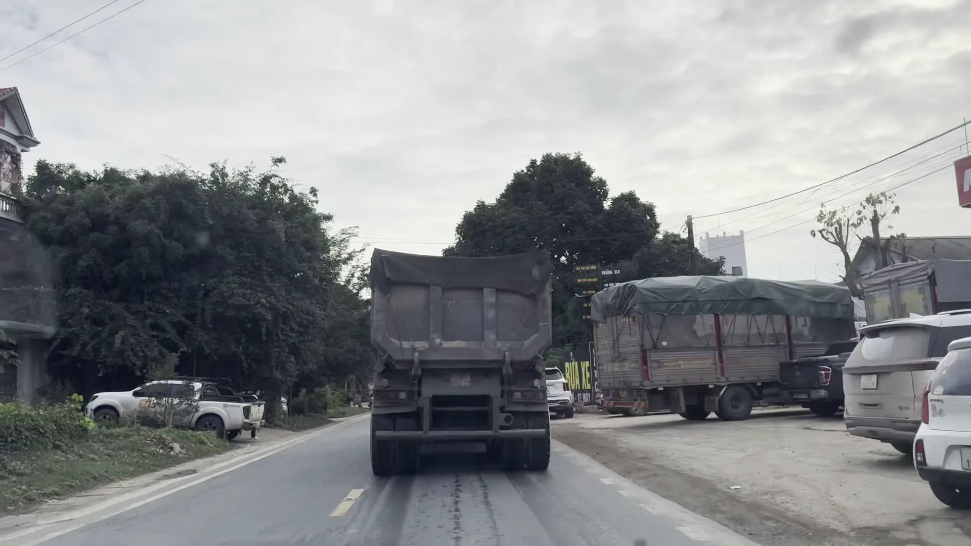 THIENLONG (ティエンロン社の看板、ベトナムの文房具メーカー)。Kem TRÀNG TIỀN (チャンティエン・アイスクリームの看板)。Nguyễn Luyện (グエン・ルエン、店名または人名)。NAM HƯƠNG - BÁN - SỈ LẺ / PHOTOCOPY (ナムフオン - 卸売・小売 / コピーサービス)。ĐIỆN MÁY / MÁY LỌC NƯỚC / SỬA CHỮA (家電 / 浄水器 / 修理)