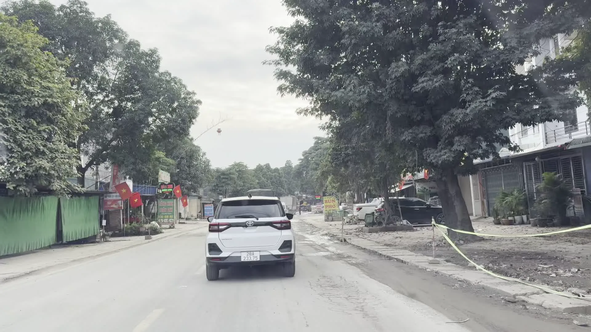 Biển số xe 28A 233.75（自動車のナンバープレート 28A 233.75。「28」はホアビン省を示すコード）