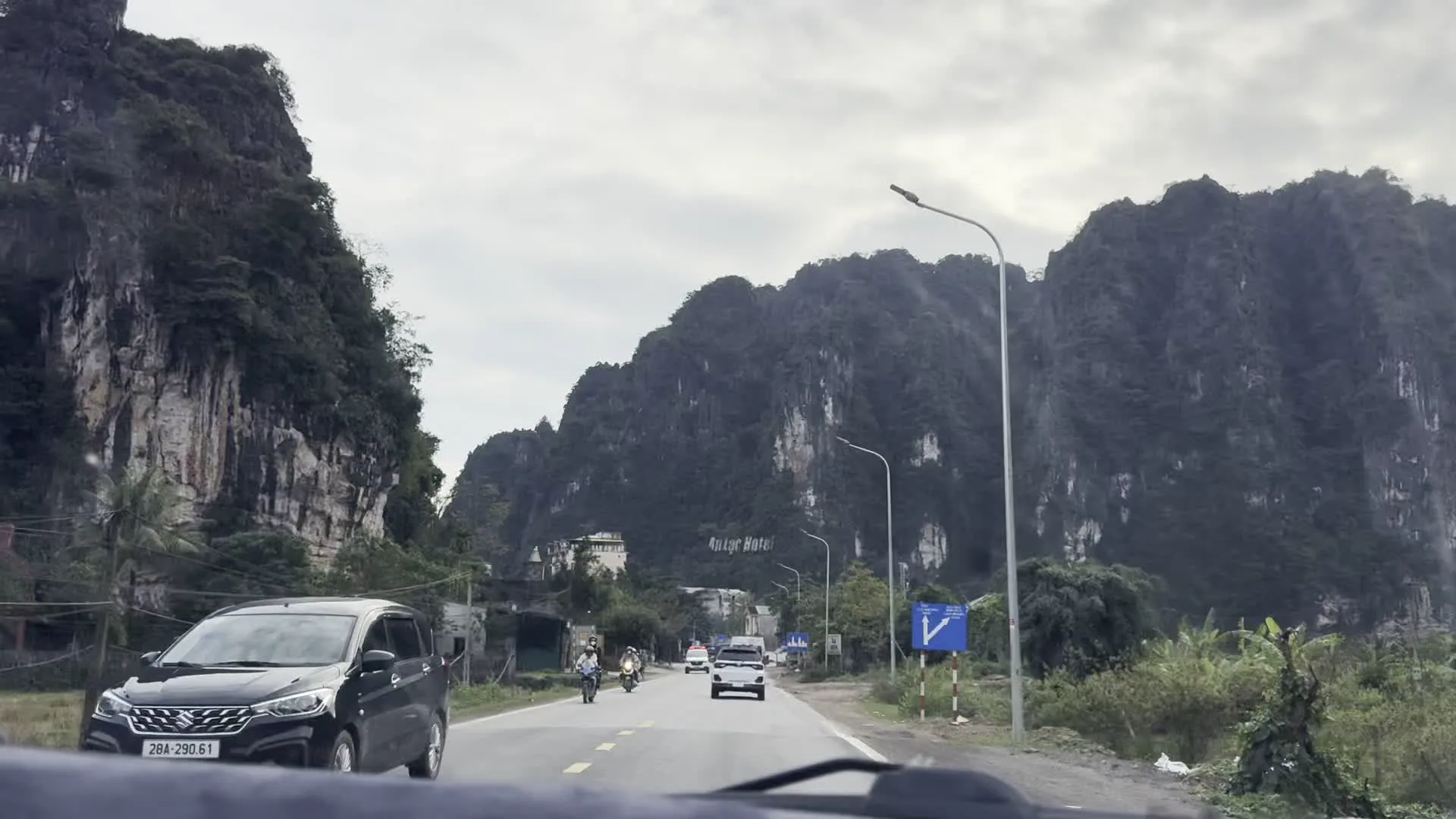 28A-290.61（ホアビン省に登録された車両のナンバープレート）。NHO QUAN 68 Km / SƠN LA 201Km（ニョクアンまで68km / ソンラまで201kmの道路標識）。TRỐNG CHIÊNG（太鼓と銅鑼の看板）