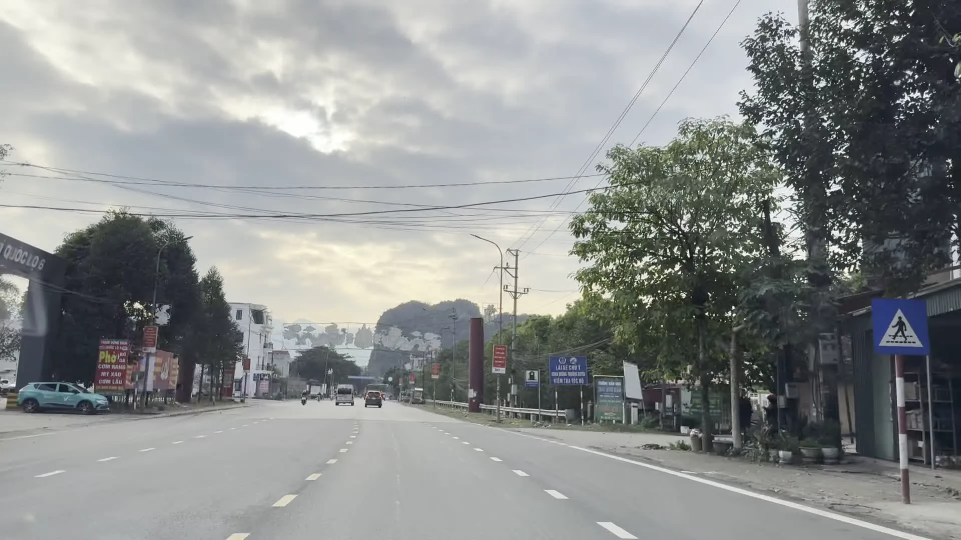 PETROLIMEX（ペトロリメックス - ベトナム石油グループのガソリンスタンド）。KÍNH MẮT THỜI TRANG（ファッション眼鏡店）