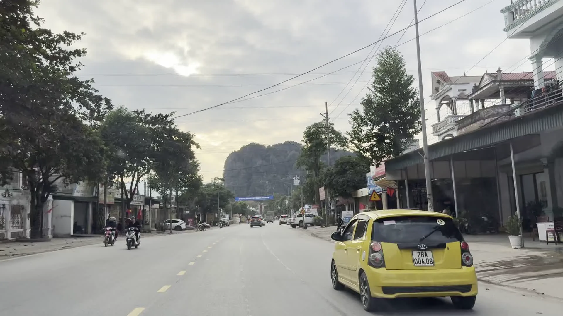 Biển số xe 28A（「28」がホアビン省を示す車両ナンバープレート）。Siêu thị Điện máy XANH（家電量販店ディエンマイサン）