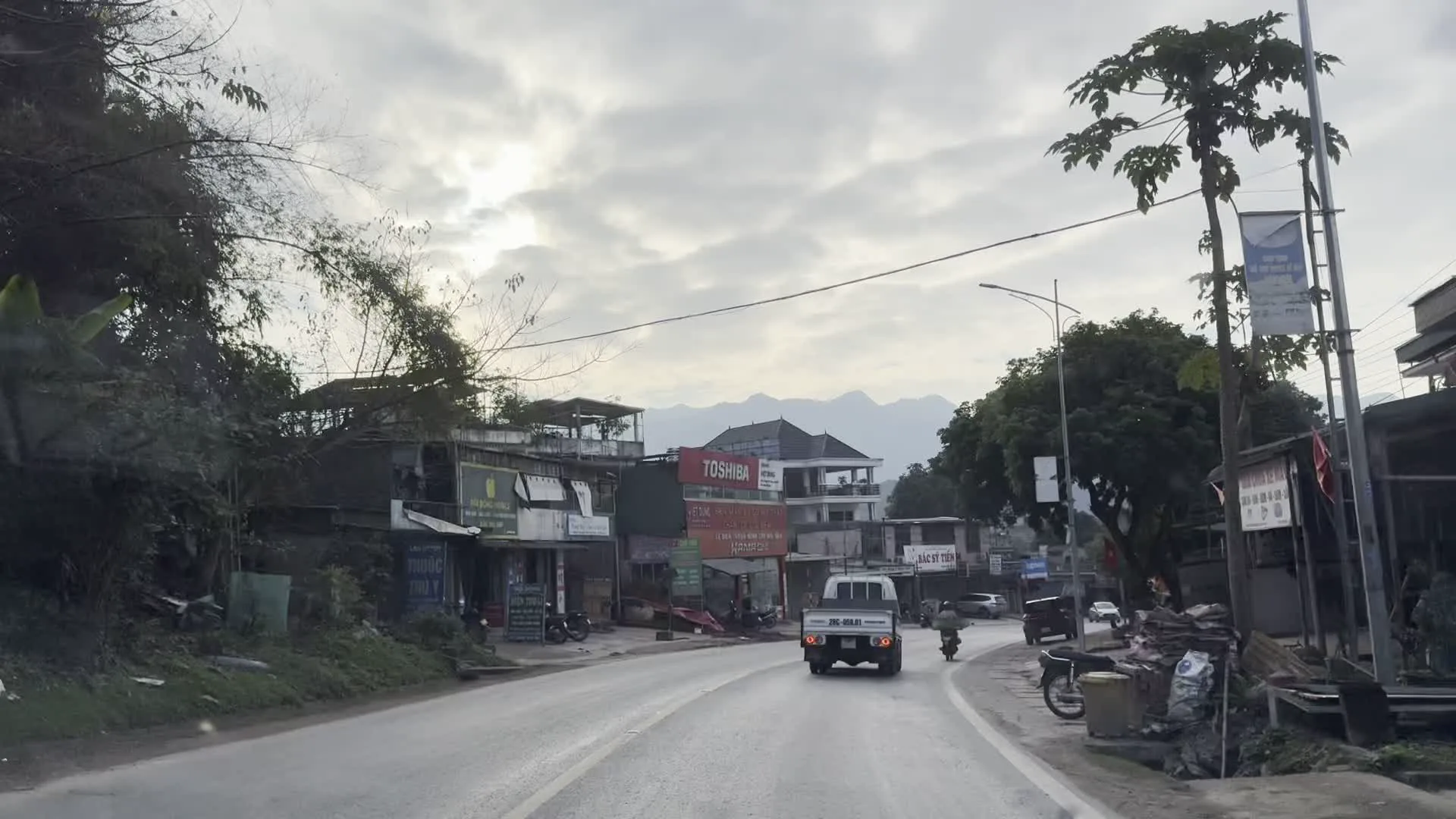 Biển số xe 28 (Hòa Bình)（ホアビン省を示す車両ナンバープレート「28」）