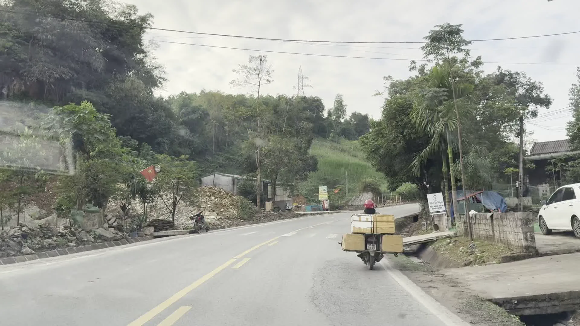 Cột mốc H8 / 112 trên Đường Hồ Chí Minh（ホーチミン道路上のH8 / 112キロポスト）