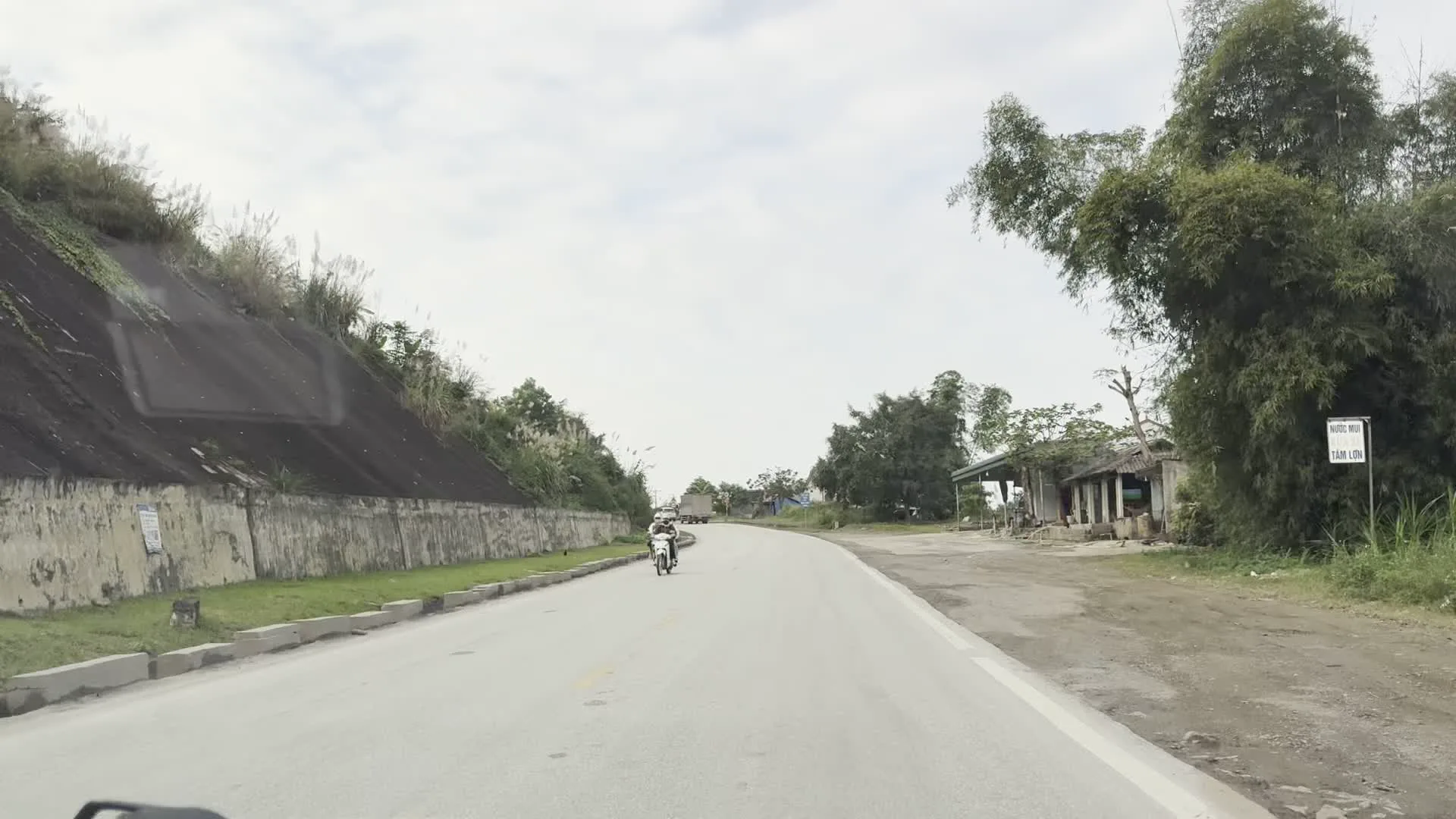 HÀNG HOÁ TỔNG HỢP（雑貨・総合商品の看板）。CẤM BÁN HÀNG（販売禁止の看板）