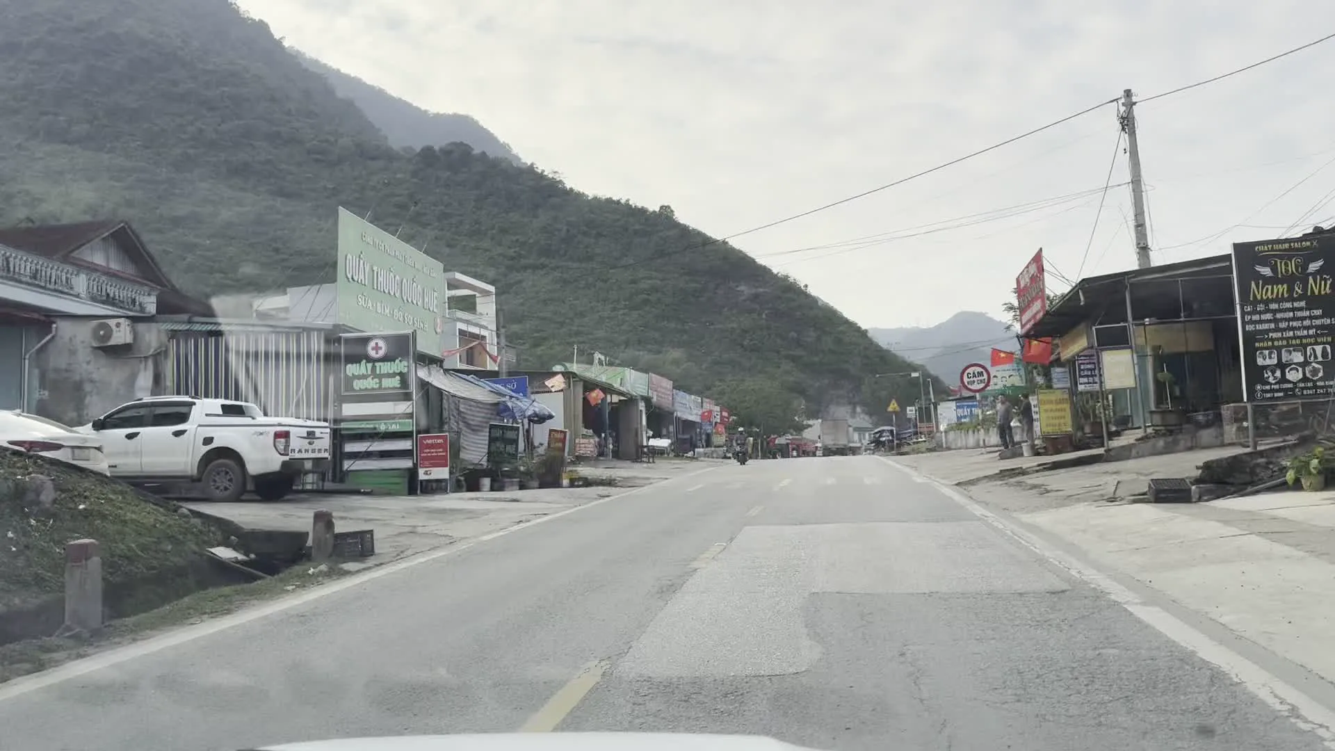 Quầy thuốc Quốc Huế（クオック・フエ薬局）。Biển số xe 28（車両ナンバープレートの地域コード「28」 - ホアビン省を示す）。Đồ gỗ nội thất（木製家具店）。Nhà nghỉ（ゲストハウス）