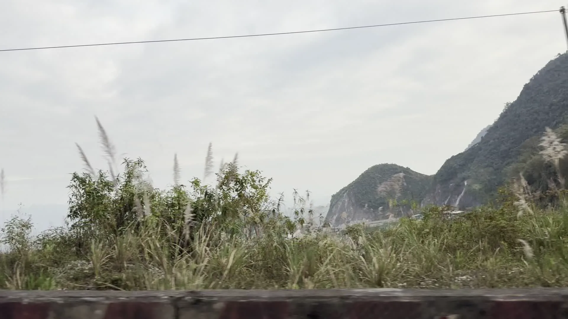 Đèo Thung Khe (còn gọi là Đèo Đá Trắng)（トゥンケー峠（別名：白い石の峠）。Đường dây tải điện cao thế gần nhà máy thủy điện Hòa Bình（ホアビン水力発電所付近の高圧送電線）。Quán ăn dọc đường trên Quốc lộ 6（国道6号線沿いの食堂）