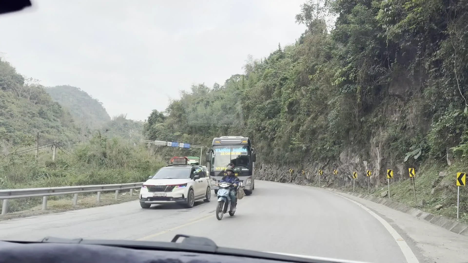 Petrolimex（ペトロリメックス / ベトナム石油グループのガソリンスタンド）。Kính chào quý khách。（キンチャオ・クイカック。/ お客様、ようこそ。という歓迎の挨拶）