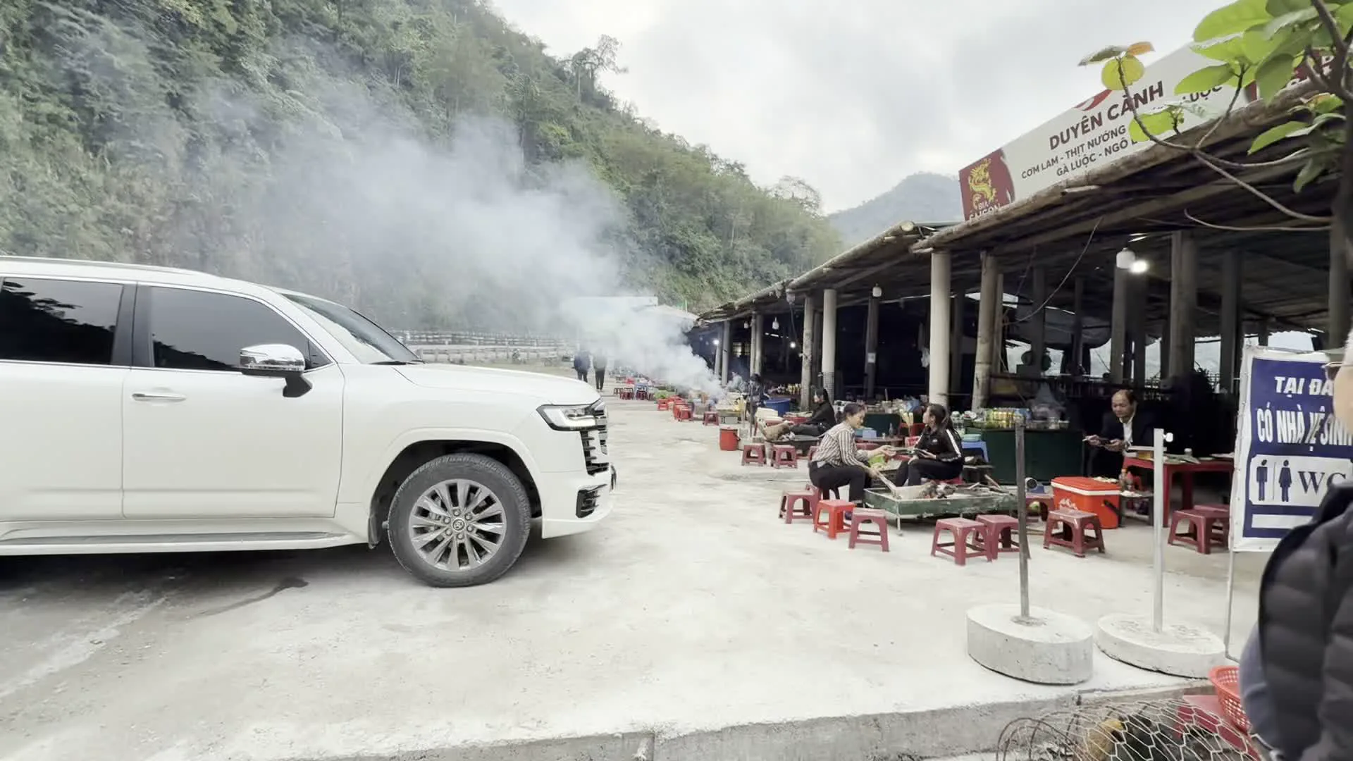 DUYÊN CẢNH (ズエン・カイン食堂)。CƠM LAM - THỊT NƯỚNG (コムラム - 焼き肉)。GÀ ĐỒI, LỢN... (地鶏、豚肉...)。TẠI ĐÂY CÓ NHÀ VỆ SINH WC (ここにトイレがあります)