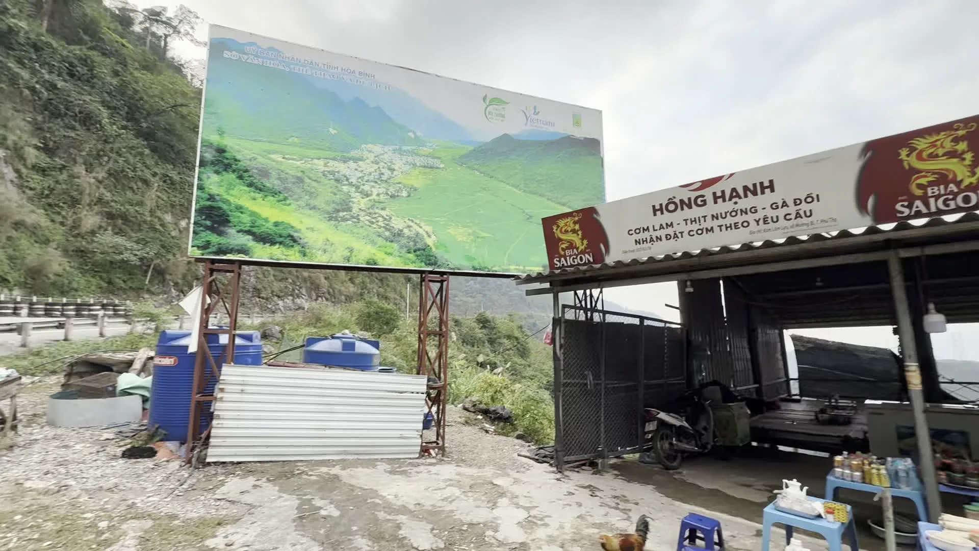 THUNG KHE ĐÈO ĐÁ TRẮNG, TỈNH HÒA BÌNH（トゥンケー峠・白石峠、ホアビン省）。Hoà Bình - Miền đất sử thi（ホアビン - 叙事詩の地）。Nhà hàng Hồng Hạnh（ホンハイン食堂）。CƠM LAM - THỊT NƯỚNG - GÀ ĐỒI（コムラム - 焼き肉 - 地鶏）。BIA SAIGON（サイゴンビール）