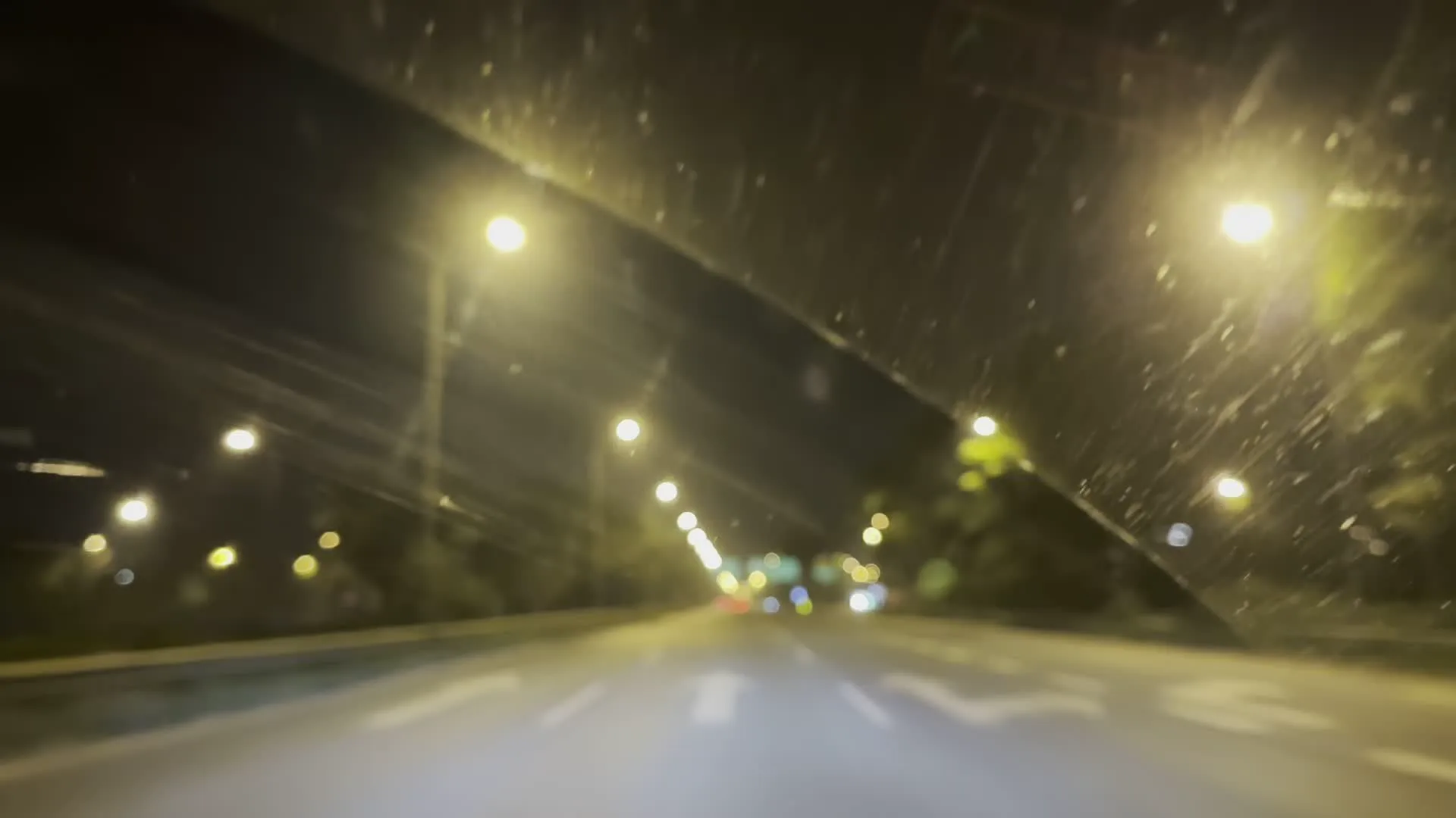 Cảnh nhìn từ trong xe ô tô đang chạy trên đường vào ban đêm.