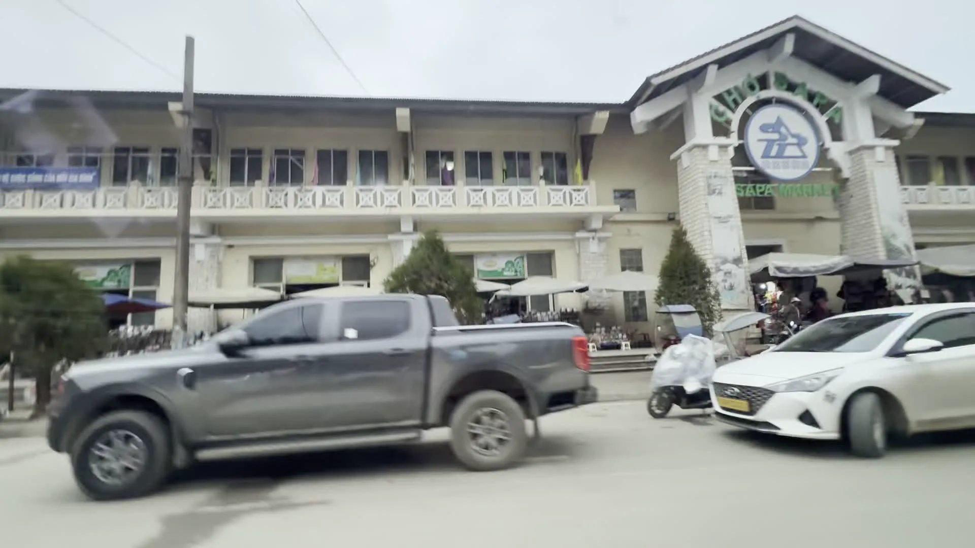 Chợ Sa Pa / Sapa Market（サパ市場）。Bánh Hạt Dẻ（バイン・ハット・ゼ / 栗のケーキ）