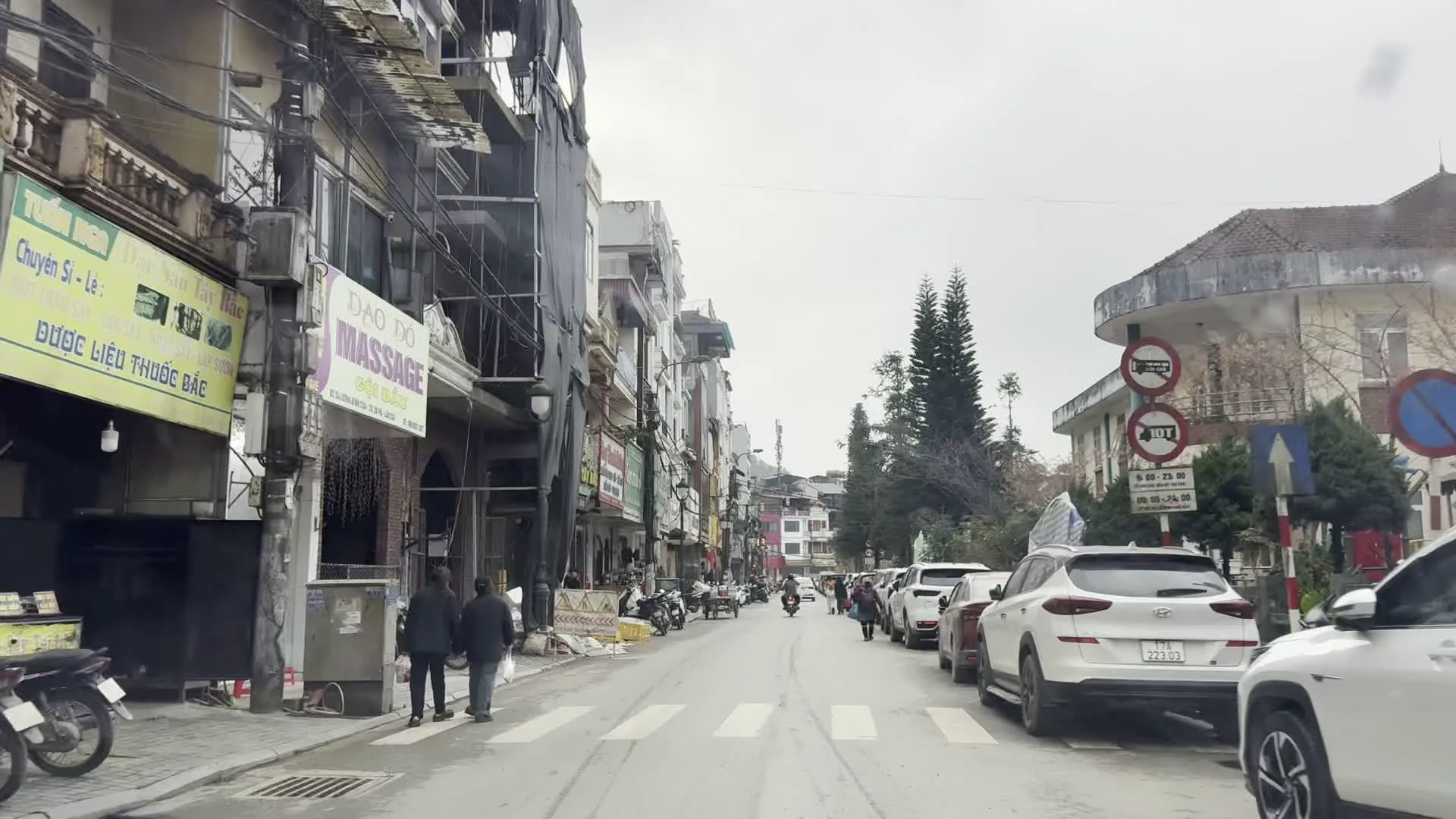 DAO ĐỎ MASSAGE（ザオドー族のマッサージ）。DƯỢC LIỆU THUỐC BẮC（漢方薬）。Món nướng Sa Pa / Thắng cố ngựa / Lẩu cá hồi（サパの焼き物 / タンコー・馬肉鍋 / サーモン鍋）。QUYẾT TÂM THỰC HIỆN THẮNG LỢI NGHỊ QUYẾT ... VỀ TỔ CHỨC BỘ MÁY CỦA HỆ THỐNG CHÍNH TRỊ。（政治システムの組織機構に関する...決議を成功裏に実行する決意。）