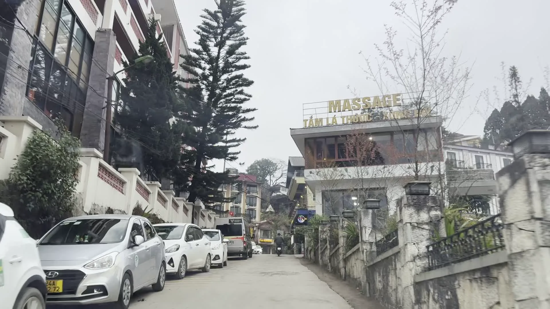 MASSAGE TÂM LÁ THUỐC（薬草センターマッサージの看板）。Pine Hill SAPA（パインヒル・サパの看板）。Sapa PANORAMA HOTEL & RESTAURANT（サパ・パノラマ・ホテル＆レストランの看板）。THE TREKKING SHOP（ザ・トレッキングショップの看板）