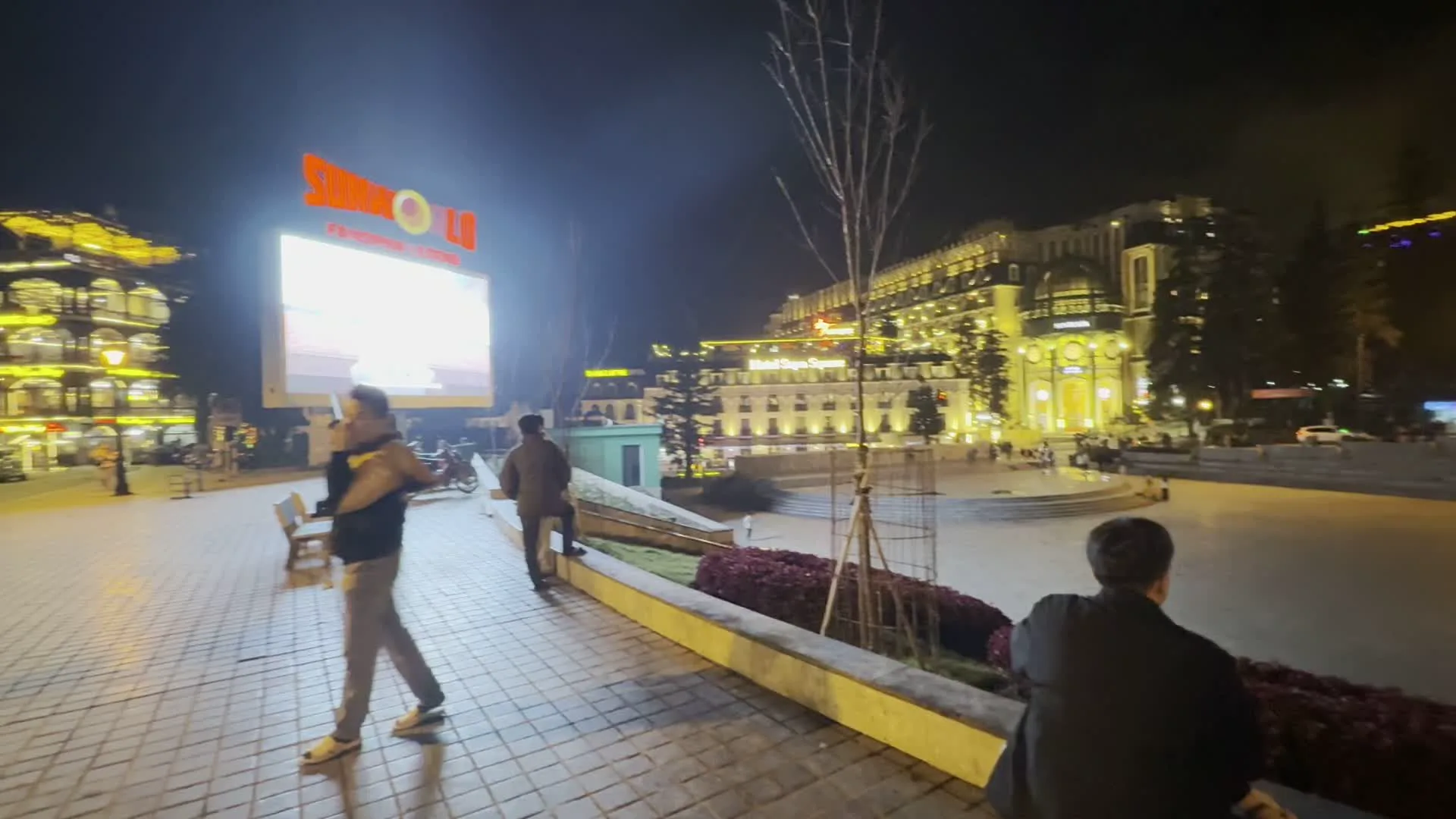 Quảng trường Sa Pa (サパ広場)。Nhà thờ Đá Sa Pa (サパ石の教会)。Sun World Fansipan Legend (サンワールド・ファンシーパン・レジェンド)。Hotel de la Coupole - MGallery (ホテル・ド・ラ・クーポール - Mギャラリー)