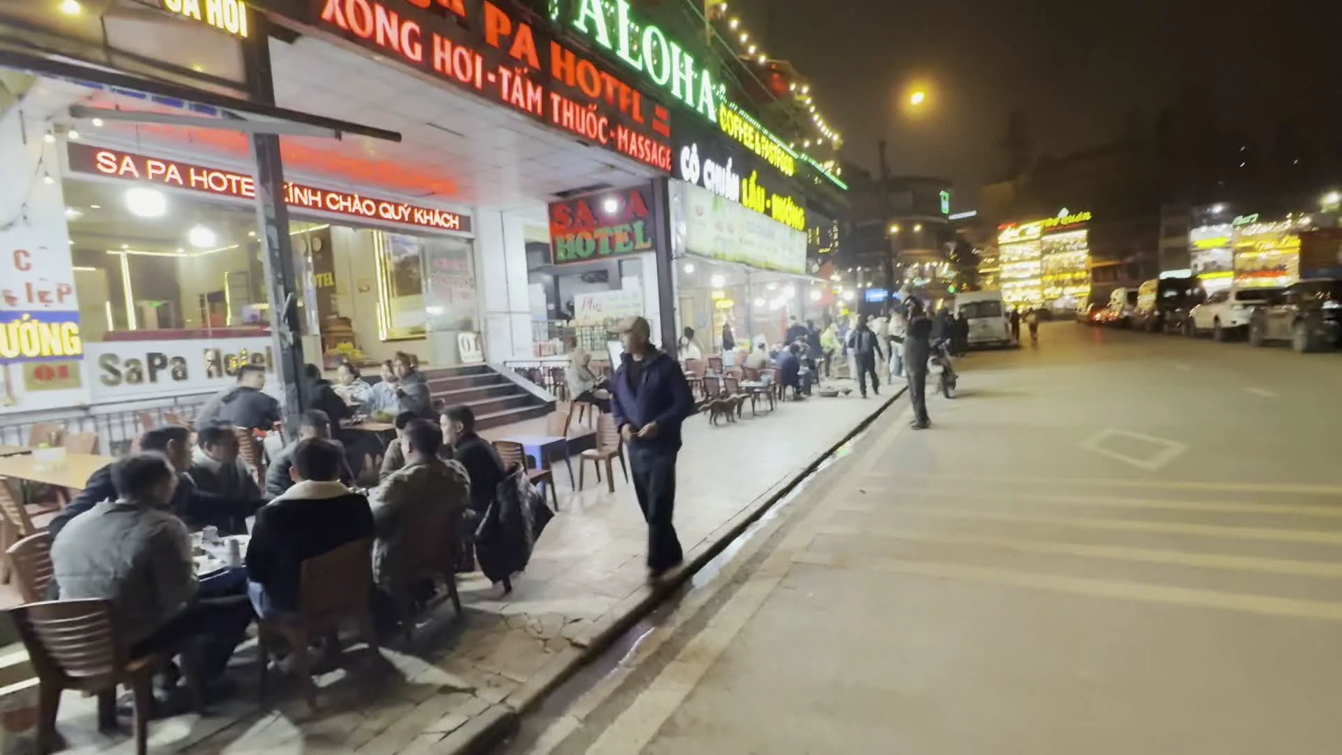 SA PA HOTEL（サパホテル）。KÍNH CHÀO QUÝ KHÁCH（お客様への歓迎の挨拶）。XÔNG HƠI - TẮM THUỐC - MASSAGE（サウナ - 薬湯 - マッサージ）。ALOHA COFFEE & RESTAURANT（アロハ・コーヒー＆レストラン）