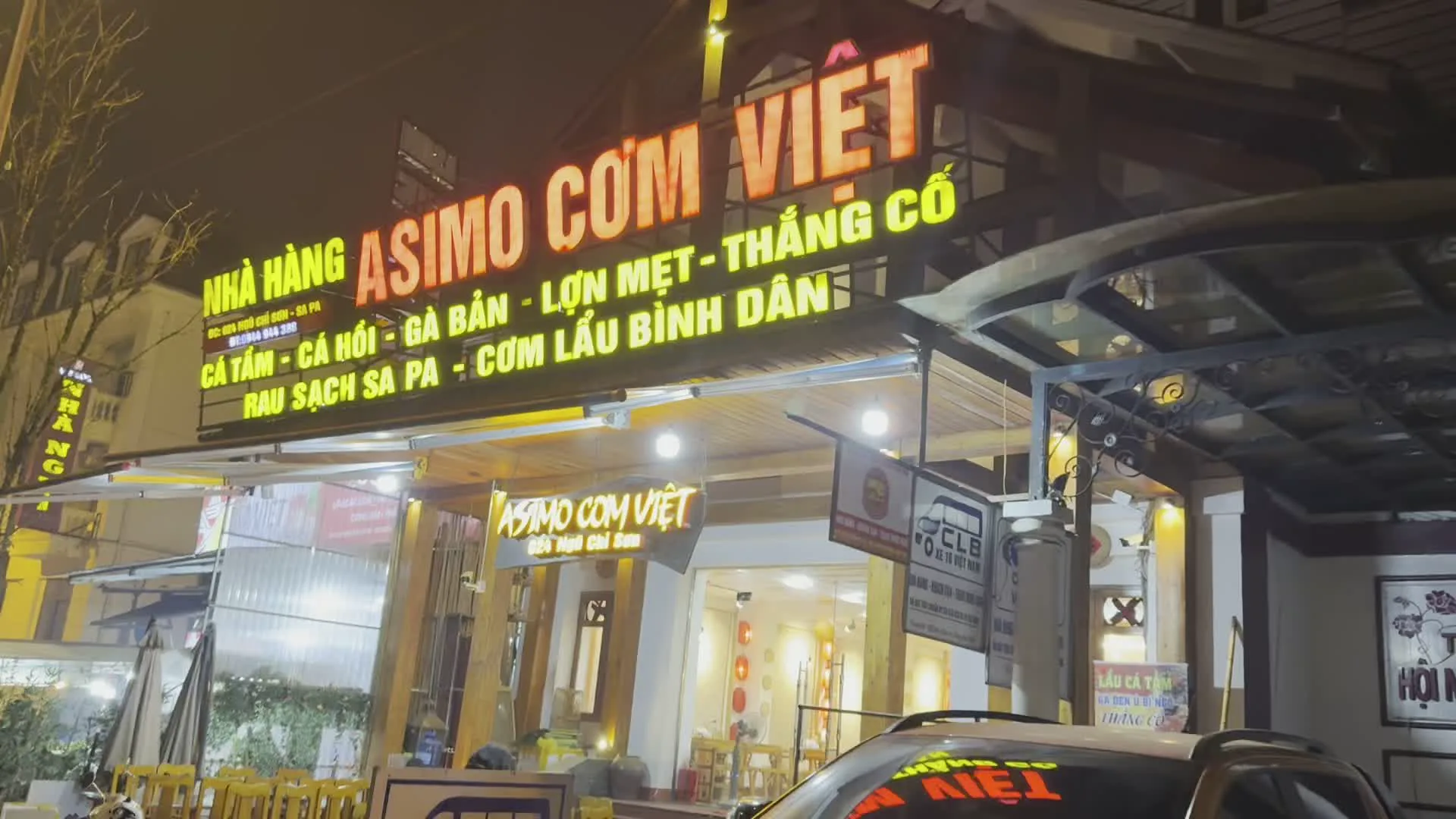Nhà hàng Asimo Cơm Việt (アシモ・ベトナム料理レストラン)。Đ/C: 029 Nguyễn Viết Xuân - Sa Pa (住所：サパ市グエン・ヴィエット・スアン通り29番地)。Thắng cố (タンコー、ベトナム北西部の名物鍋料理)。Cá tầm (チョウザメ), Cá hồi (サーモン), Gà bản (地鶏), Lợn mẹt (豚肉の盛り合わせ料理)。Rau sạch Sa Pa (サパ産クリーン野菜)。Cơm lẩu bình dân (大衆向けの鍋料理とご飯)。Đặc Sản Sa Pa (サパ名物)。CLB OTOFUN SA PA (オートファン・サパ・クラブ)