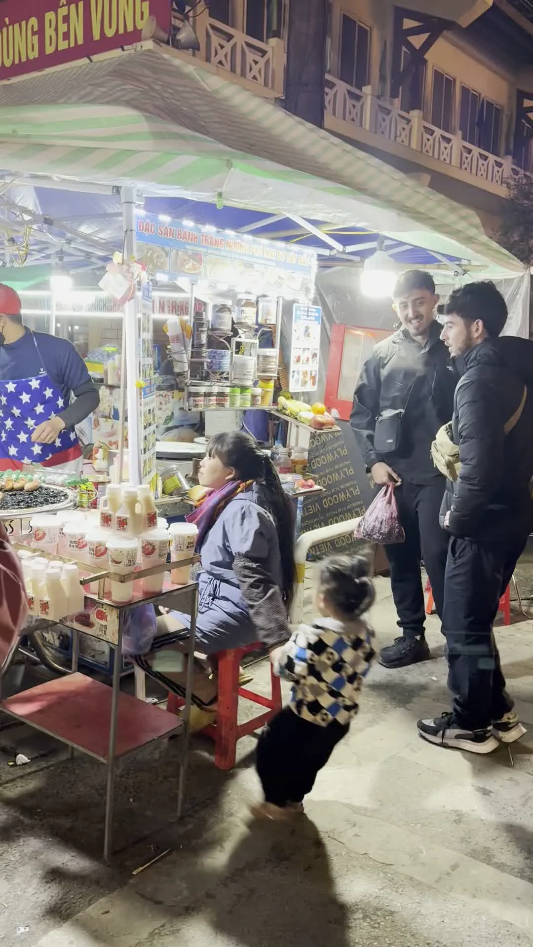 Trâu gác bếp, Lợn gác bếp, Đặc sản Sa Pa, Nướng（水牛の干し肉、豚の干し肉、サパの特産品、焼き物・ナイトマーケットの屋台看板）