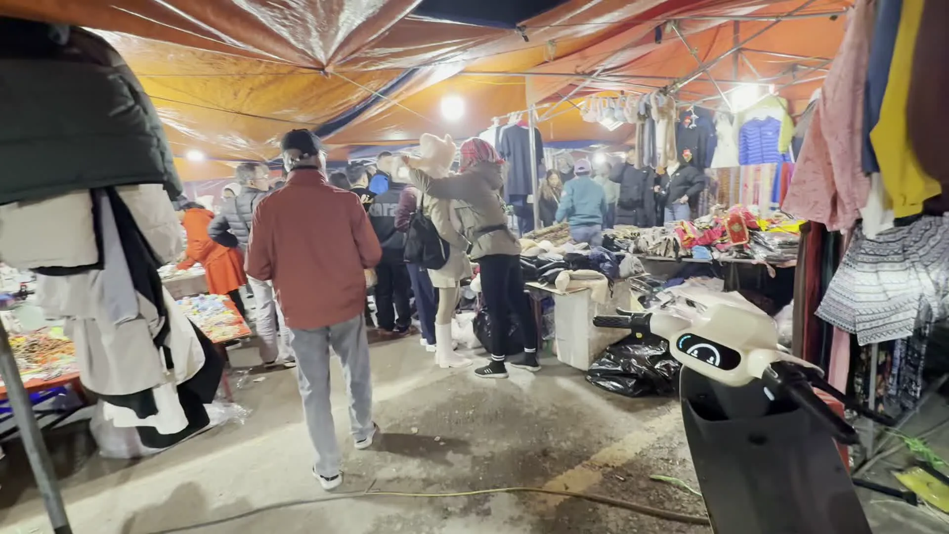 Chợ đêm Sapa（サパのナイトマーケット）。Táo đỏ（ナツメ。サパの特産品として市場で販売されている乾物）