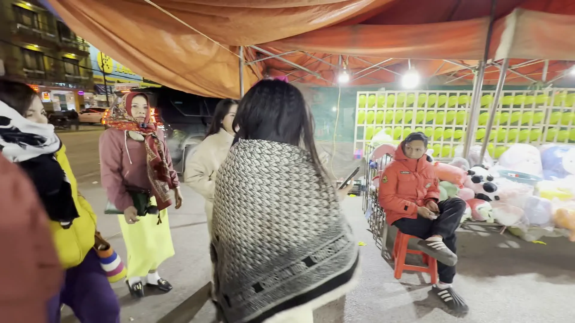 Chợ đêm Sa Pa（サパ・ナイトマーケット）。Sun Plaza Sapa（サンスーシ宮殿を模したサパの商業施設）