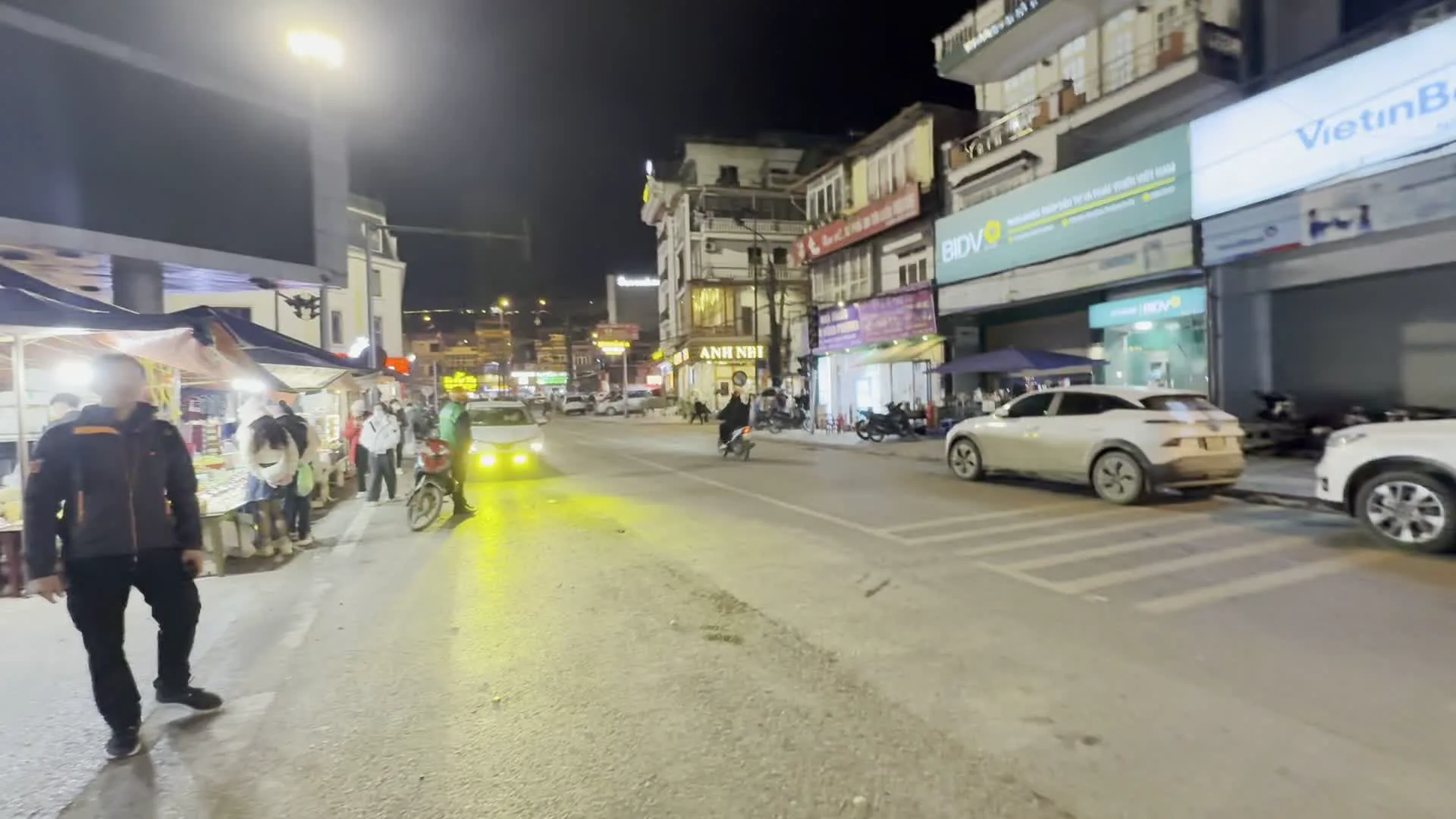 VietinBank（ベトナム工商銀行）。BIDV（ベトナム投資開発銀行）。VIP HOTEL SAPA（VIPホテル・サパ）。Sapa Plaza（サパ・プラザ）