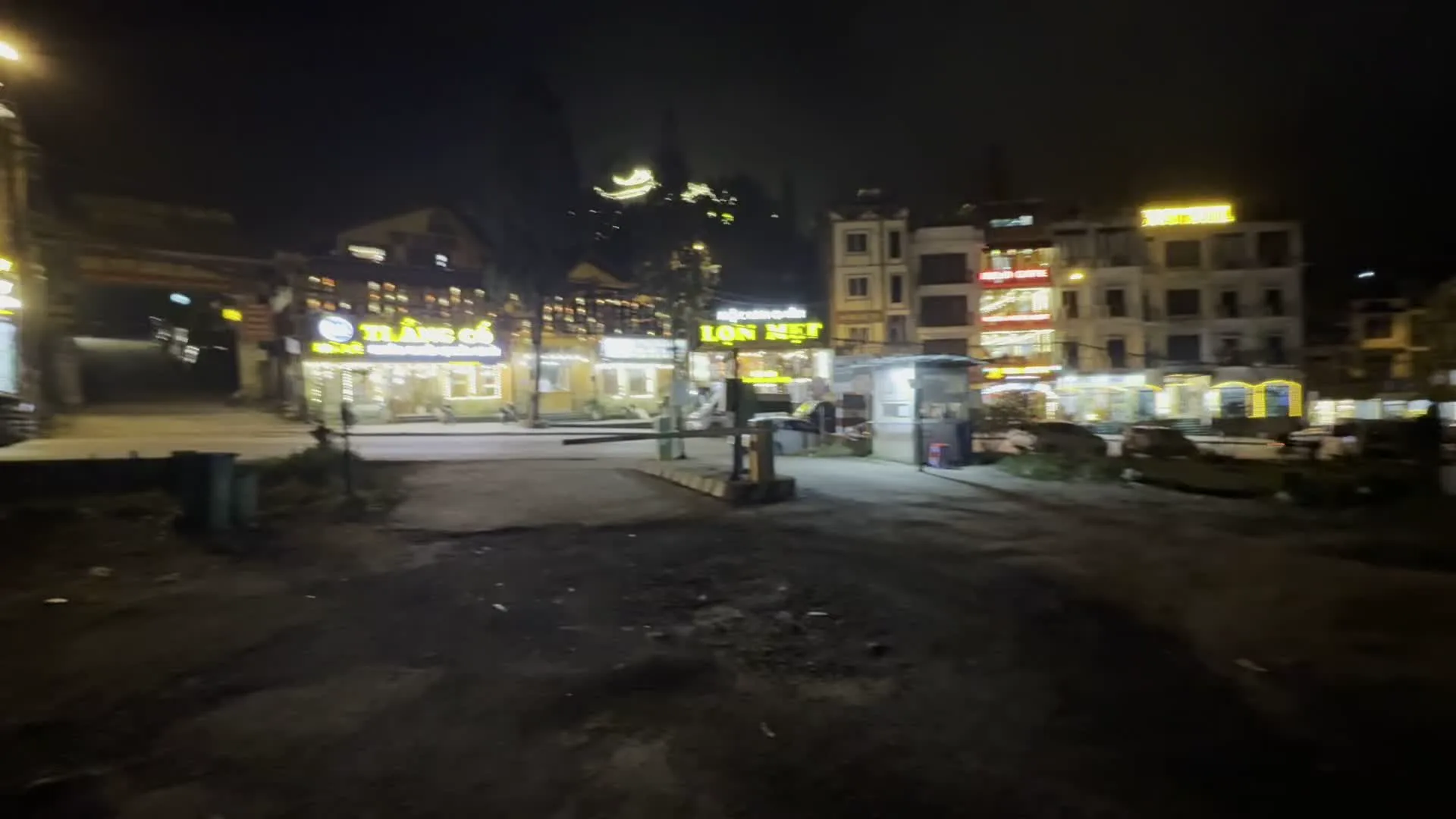 THẮNG CỐ（タン・コー：馬肉などを内臓ごと煮込む、ベトTナム北西部の山岳民族の伝統的な鍋料理）。LỢN MẸT（ロン・メット：豚肉を大きな丸い皿に盛り付けた料理）