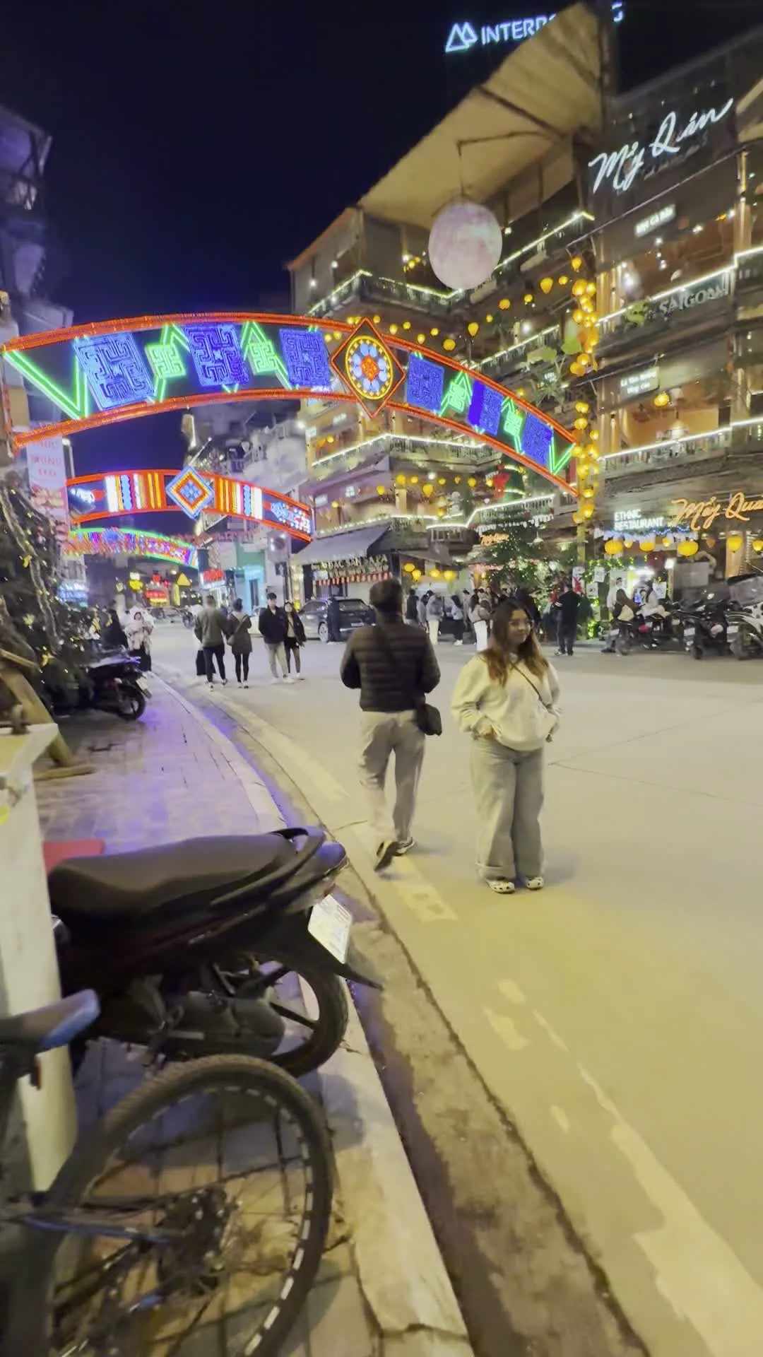 Cổng chào Chúc mừng năm mới (「新年あけましておめでとうございます」の歓迎アーチ)。INTERPOLIS / Sun Plaza (インターポリス / サンプラザ - サパの複合商業施設)。Khách sạn Saigon Sapa (サイゴン・サパ・ホテル)。Nhà hàng Pao's (パオズ・レストラン)