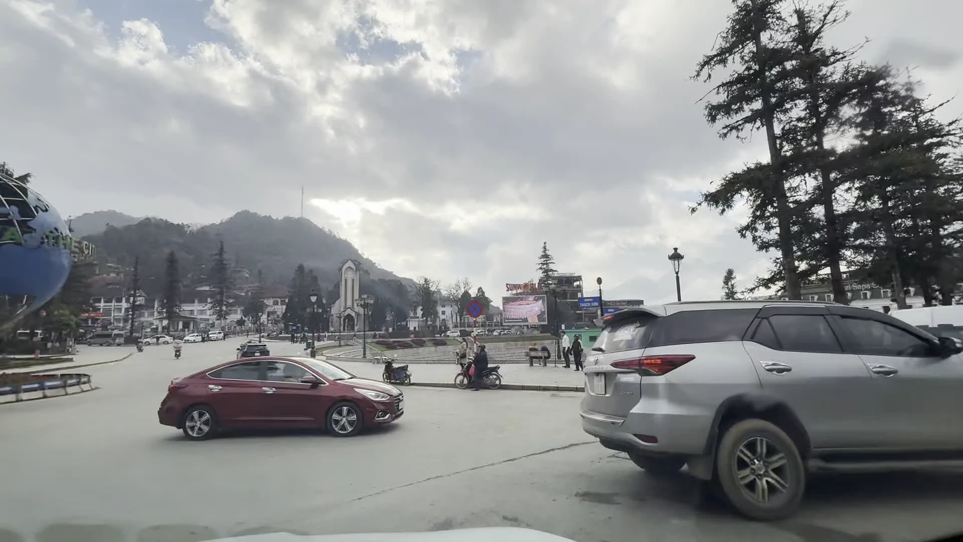 Nhà thờ đá Sa Pa (サパの石の教会)。Quảng trường Sa Pa (サパ中央広場)。Sun World Fansipan Legend (サンワールド・ファンシーパン・レジェンドの看板)。ĐẢNG CỘNG SẢN VIỆT NAM QUANG VINH MUÔN NĂM。(栄光あるベトナム共産党万歳。というスローガン)