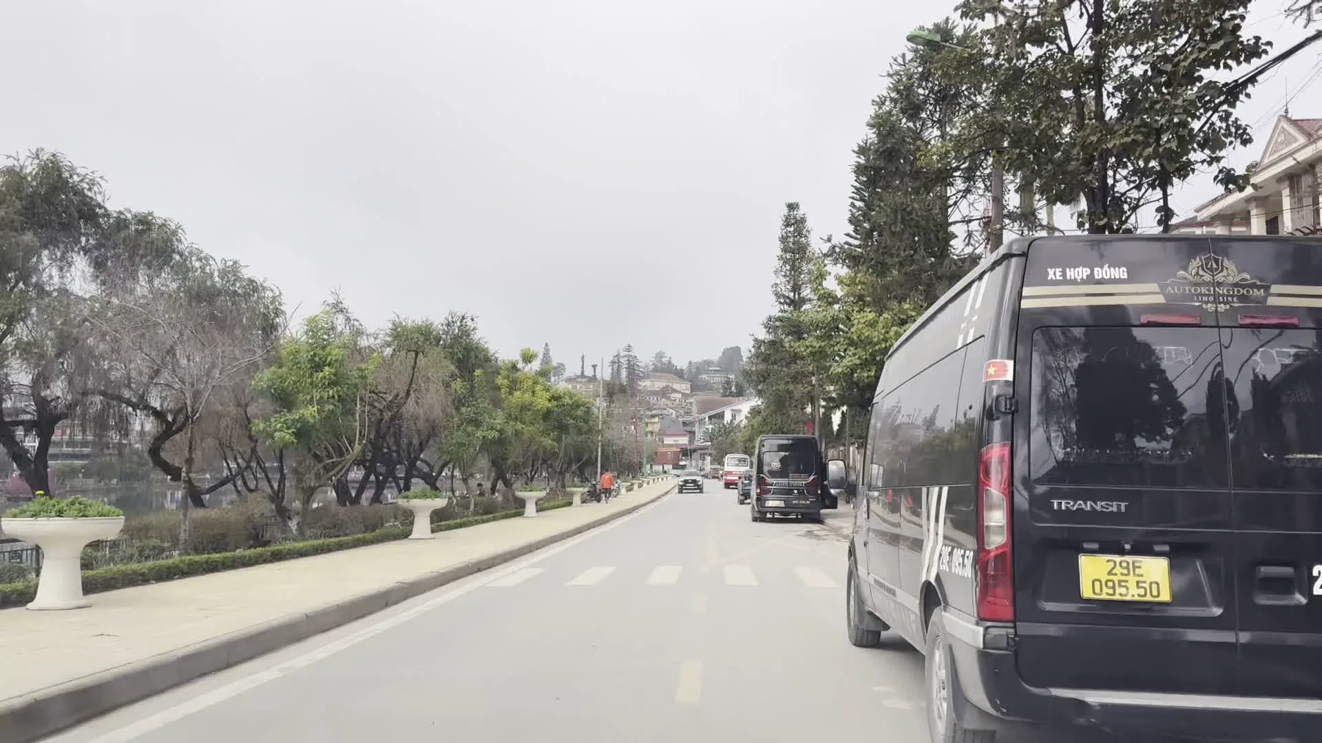 PHÁT HUY VAI TRÒ CỘNG ĐỒNG, ĐOÀN KẾT GIÚP NHAU GIẢM NGHÈO VÀ TỪNG BƯỚC VƯƠN LÊN THOÁT NGHÈO BỀN VỮNG（「コミュニティの役割を発揮し、団結して助け合い、貧困を削減し、持続可能な貧困から一歩一歩抜け出そう」という政治スローガン）。aha coffee（アハ・コーヒーの看板）