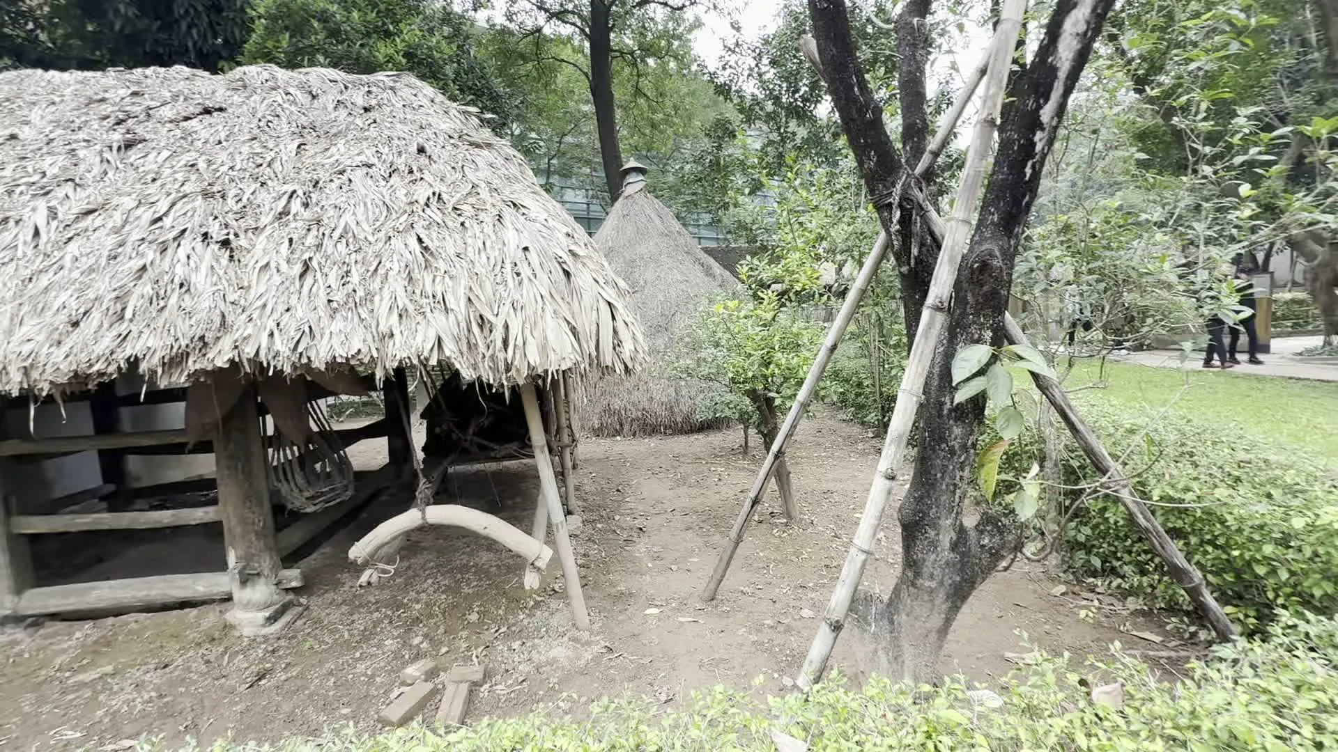 Các hình ảnh ghi lại hoạt động tại một khu trưng bày ngoài trời, có thể là Bảo tàng Dân tộc học Việt Nam, với các công trình kiến trúc truyền thống. Một khu vực trưng bày các ngôi nhà tranh mái lá, trong đó có một ngôi nhà sàn gỗ đơn giản, bên trong treo một chiếc võng và phía trước có một cái ách trâu bò bằng gỗ. Khu vực khác là một khoảng sân rộng lát gạch nung đỏ, phía trước một ngôi nhà cổ mái ngói. Tại sân này đang diễn ra một buổi chụp ảnh. Một nhiếp ảnh gia đang dùng máy ảnh chuyên nghiệp chụp hình cho một nhóm các bạn trẻ (chủ yếu là nữ) mặc trang phục truyền thống và trang phục kiểu xưa. Một nữ du khách nước ngoài cũng đang dùng điện thoại để chụp ảnh. Ở hậu cảnh, có một nhóm người khác dường như là một đoàn làm phim hoặc chụp ảnh, với một người đang cầm tấm hắt sáng.