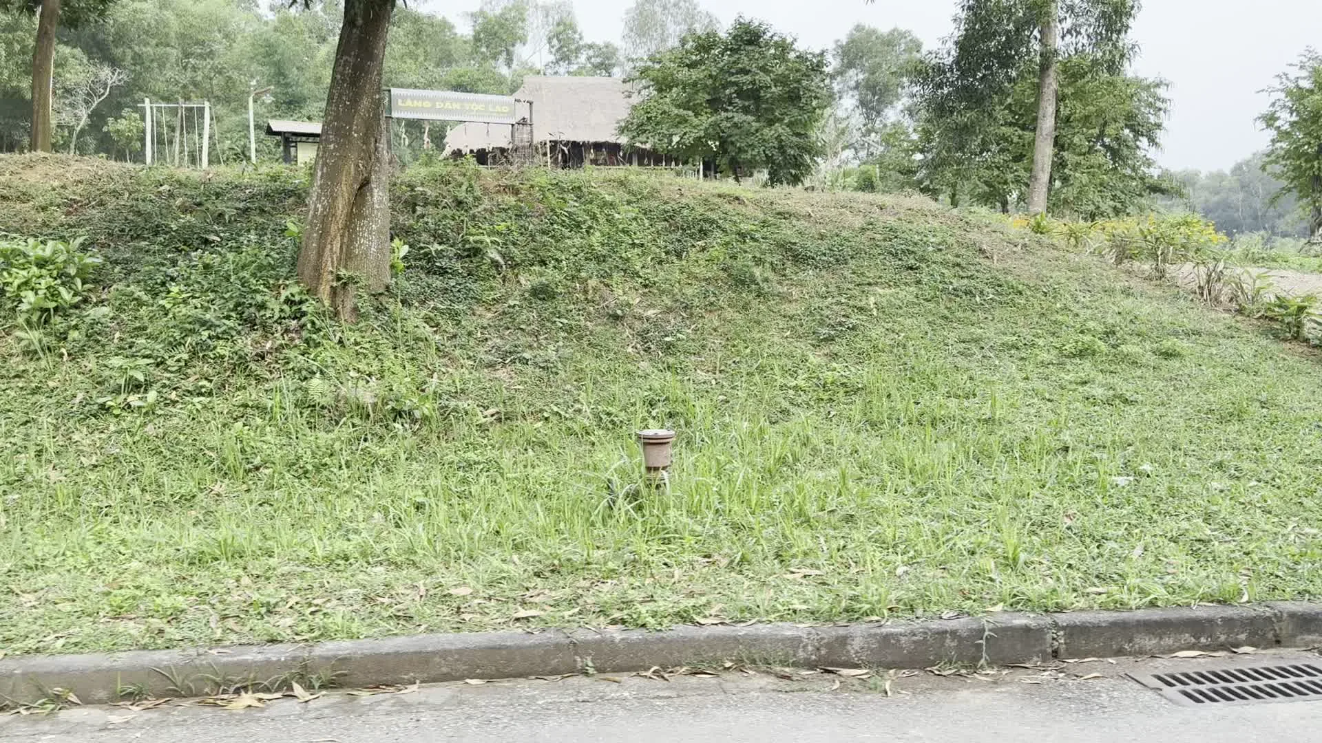 Làng bản dân tộc Lào（ラオス民族村の看板）。Đại học Kinh tế Quốc dân（国民経済大学）。15B-029.93（ハイフォン市登録のバスナンバープレート）。SAMCO（バス製造会社名）。Felix Limousine（バス運行会社名またはブランド名）