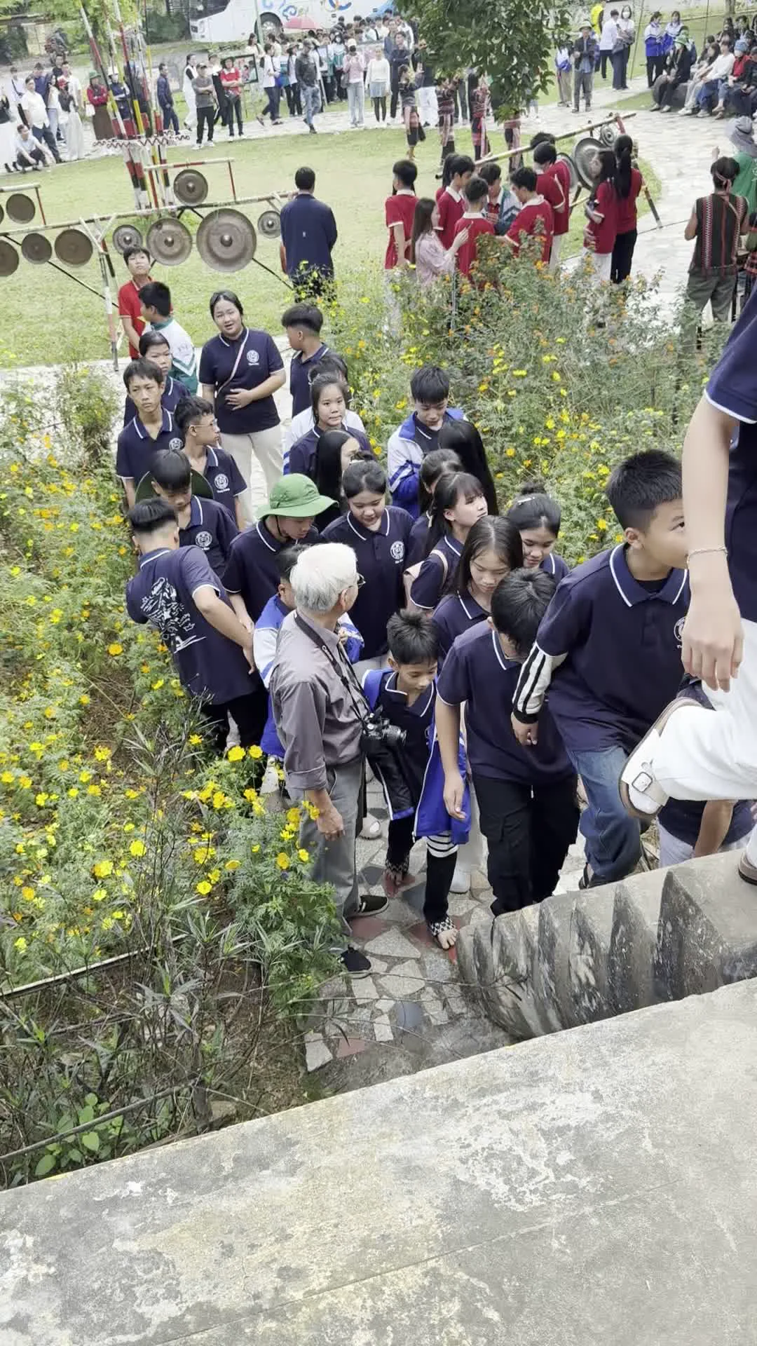 Dàn cồng chiêng (銅鑼のセット。ベトナム中部高原の少数民族の伝統的な楽器で、Làng Văn hóa - Du lịch các dân tộc Việt Nam内に展示されている)