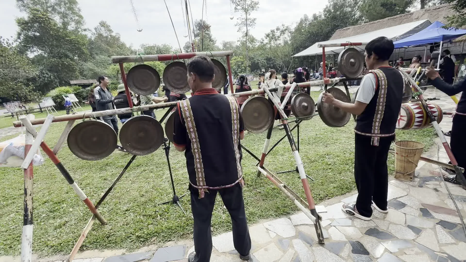 Làng Văn hóa – Du lịch các dân tộc Việt Nam (ベトナム諸民族文化観光村)。Biểu diễn Cồng Chiêng (ゴングの演奏)