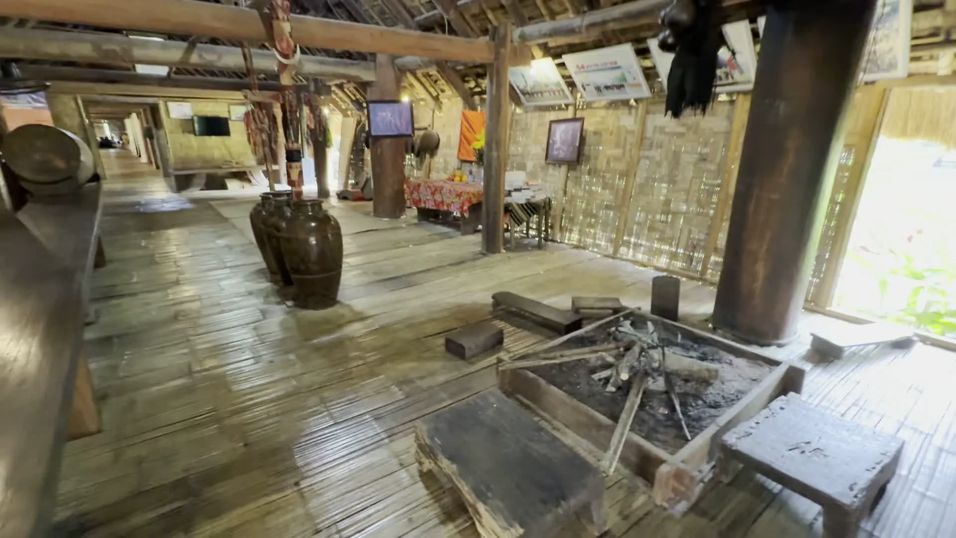 Làng Văn hóa - Du lịch các dân tộc Việt Nam (ベトナム諸民族文化観光村)。Nhà sàn (高床式の家)