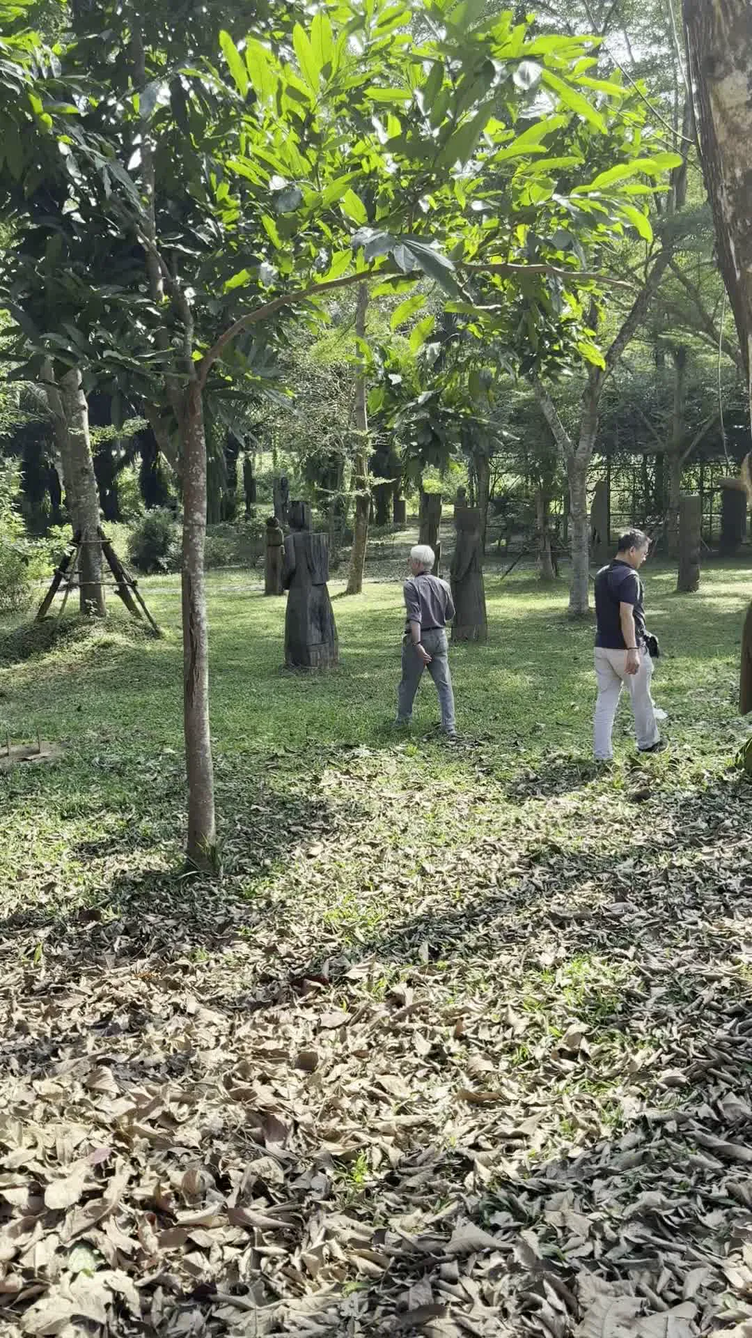 Làng Văn hóa - Du lịch các dân tộc Việt Nam（ベトナム各民族文化観光村）。Tượng nhà mồ Tây Nguyên（西原地方の墓標彫刻）