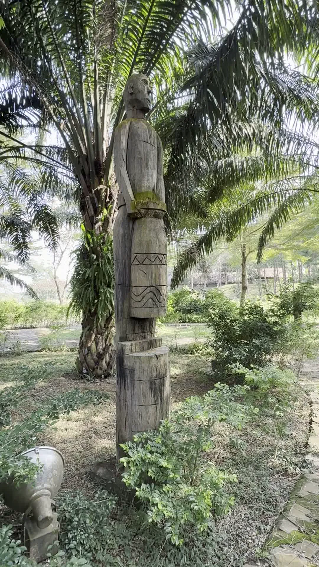 Tượng nhà mồ Tây Nguyên tại Làng Văn hóa - Du lịch các dân tộc Việt Nam（ベトナム諸民族文化観光村に展示されている中部高原地方の墓標彫刻）