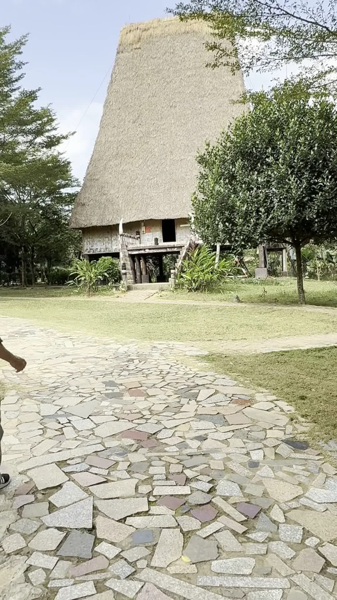 Nhà rông của dân tộc Ba Na tại Làng Văn hóa - Du lịch các dân tộc Việt Nam (ベトナム諸民族文化観光村にあるバナール族の公共集会所「ニャーロン」)