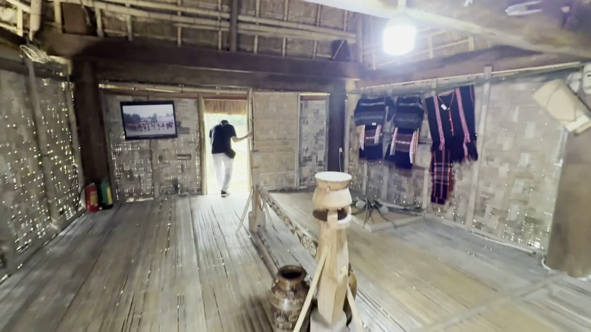 Anh Hùng Núp (1914-1999), Tên thật là Đinh Núp（英雄ヌップ（1914-1999）