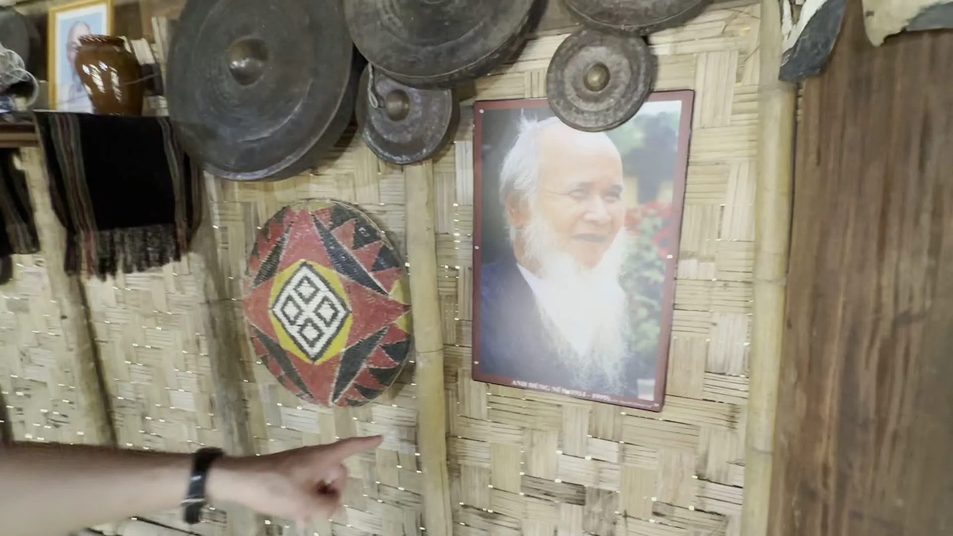 ANH HÙNG ĐINH NÚP (1914 - 1999)（英雄ディン・ヌップ（1914-1999）